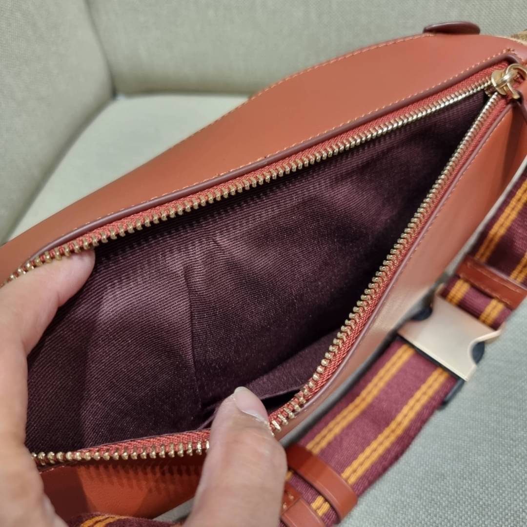 COACH C6678 LEAGUE BELT BAG IN SIGNATURE CANVAS WITH VARSITY PATCHES กระเป๋าคาดอกไซส์ใหญ่ คอลเลคชั่นที่ฮอตไม่เลิก กับดีไซน์สกีเรทโทร วินเทจ ขนาดสะพายกำลังเท่ คูลๆ ใช้งานง่าย ได้ทั้งหนุ่มๆและสาวๆ โดดเด่นด้วยแพทช์ที่สวยไม่ซ้ำใคร วัสดุหนังแคนวาสเคลือบลายสลับ