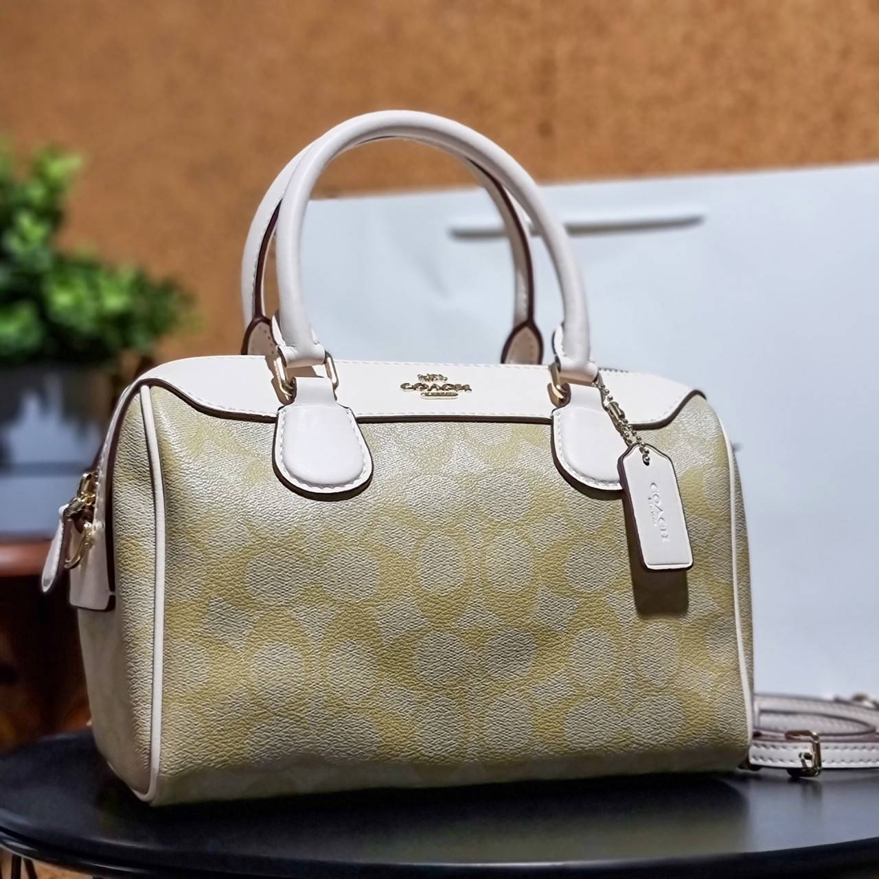 COACH F32203 MINI BENNETT SATCHEL IN SIGNATURE CANVAS กลับมาอีกครั้ง!! กับกระเป๋าทรงหมอนยอดฮิต 🥳 มีกี่สีก็ขายหมด วัสดุหนังแคนวาสเคลือบลาย ทรงสวยใช้งานได้ทุกโอกาส ภายในโล่งกว้างใส่ของได้เยอะ มีหูจับในตัว และสายสะพาย crossbody ปรับได้ตามตัว ใบนี้ไม่