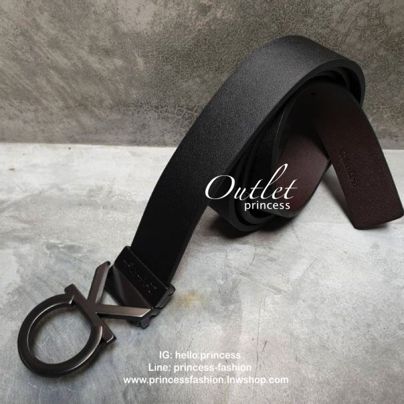 เข็มขัด calvinklein หัวเข็มขัดเป็นลายตัวอักษร CK ปั๊มชื่อแบรนด์ สายเข็มขัดสามารถใช้ได้ทั้ง 2 ด้าน เปลี่ยนหัวได้ง่ายๆ รุ่นนี้เป็นหนังแท้ สวยๆ คุ้มๆ รีบรับไปเลยจร้า