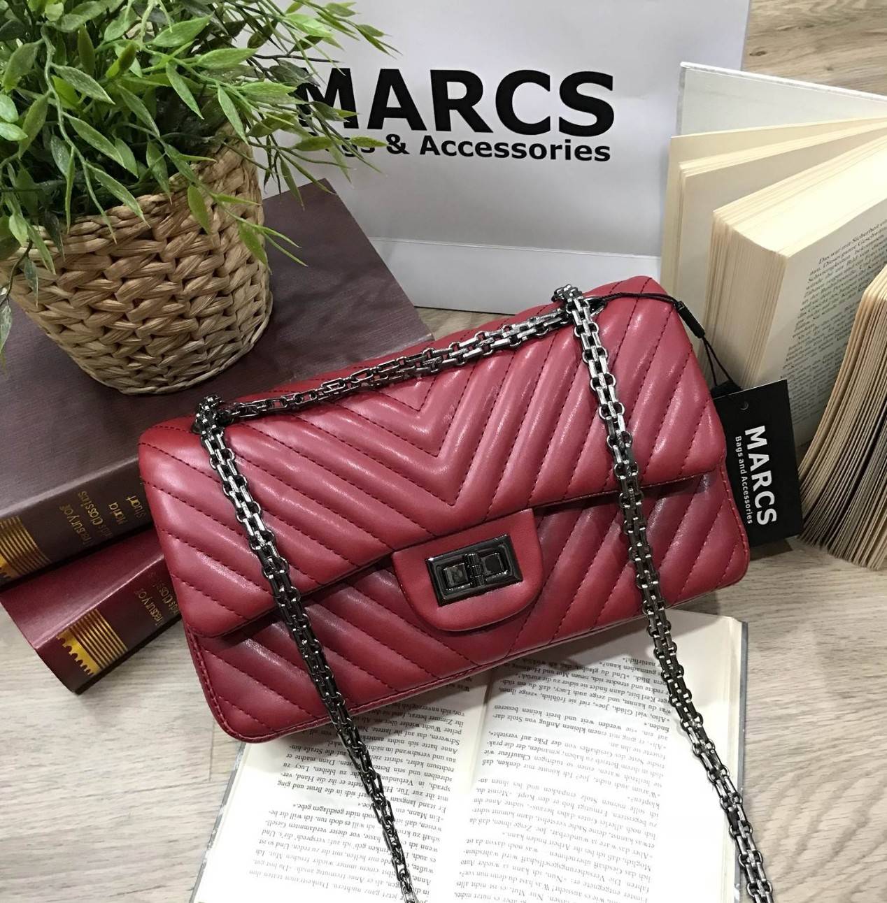 MARCS WOMAN QUILTED CHAIN SHOULD BAG New arrival! กระเป๋าสะพาย วัสดุหนังแกะสังเคราะห์ นิ่มสวย อยู่ทรง ลาย chevron สไตล์ Chanel ขนาดกำลังดี น้ำหนักเบา เปิดปิดด้วยตัวล็อคบิด พร้อมฝาปิดกระดุมแม่เหล็ก ภายในมีหลายช่อง ทั้งบริเวณด้านหน้า และฝาปิด ภายในกว้าง และ