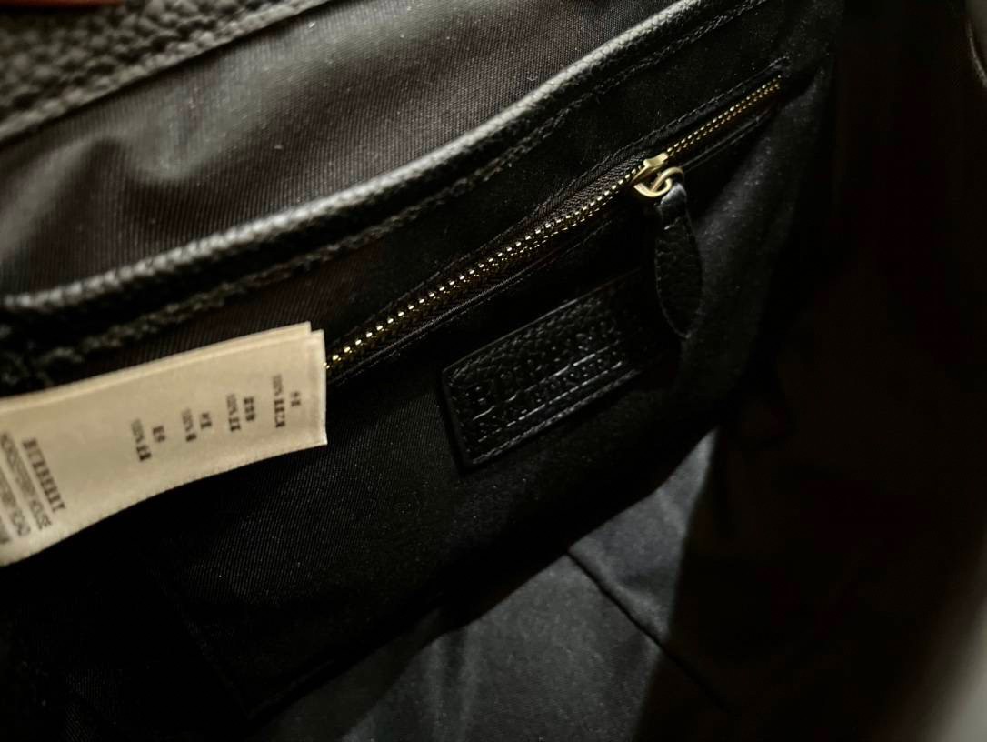 Burberry pocket bag / BURBERRY MONOGRAM CROSSBODY BAG กระเป๋าถือ กระเป๋าสะพายครอสบอดี้ วัสดุหนังพิมลาย MONOGRAM โทนเข้ม