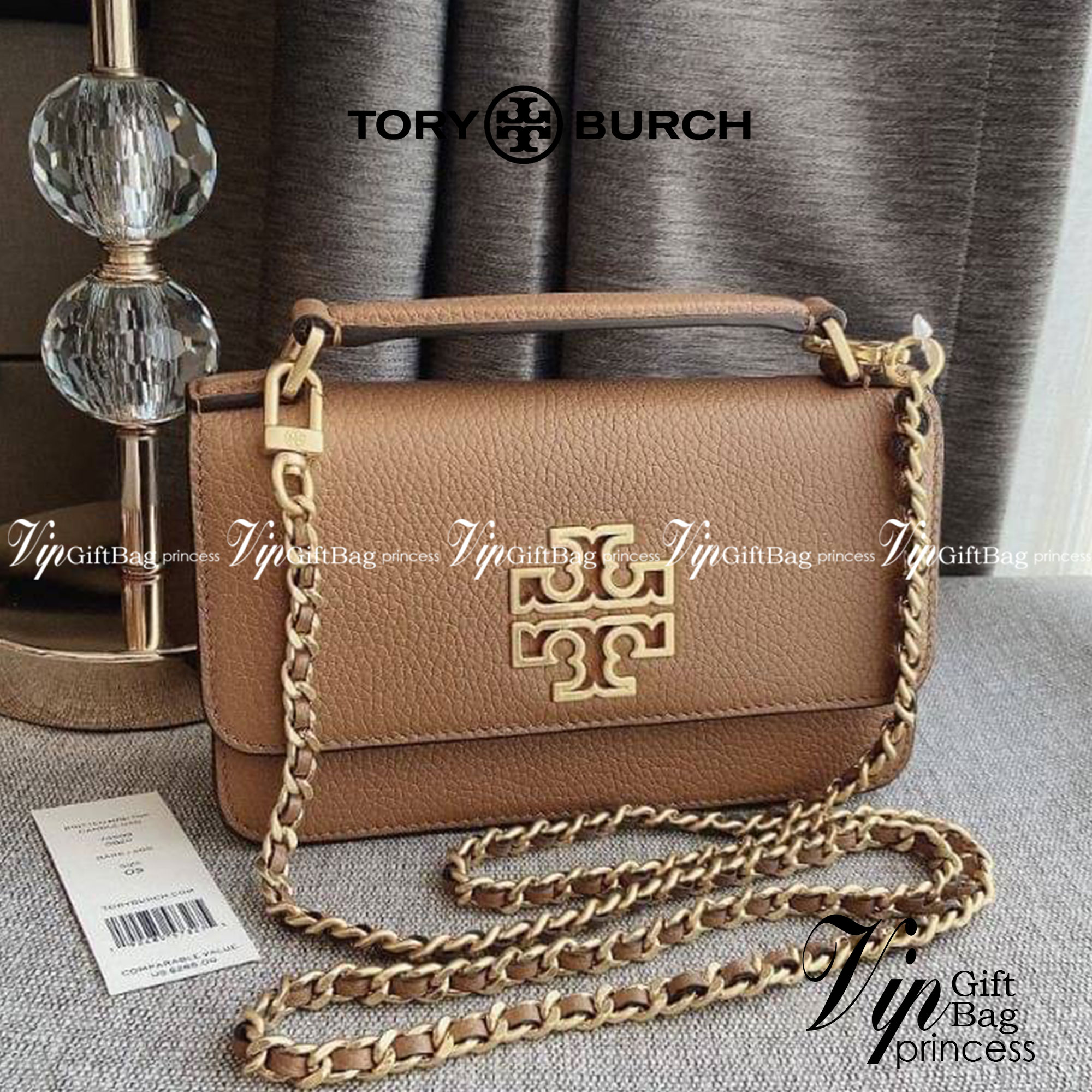 TORY BURCH BRITTEN MINI TOP HANDLE BAG พร้อมส่งที่ไทย กระเป๋าสะพาย Crossbody วัสดุหนังวัวแท้ การออกแบบเรียบง่าย ยังคงความหรูหราเอาไว้ มาพร้อมสายยาวโซ่อะไหล่ทองสลับหนัง ถอดออกได้ ตอบสนองการใช้งานได้ดี มีหูหิ้วด้านบนสามารถใช้งานได้ในหลายโอกาสค่ะ