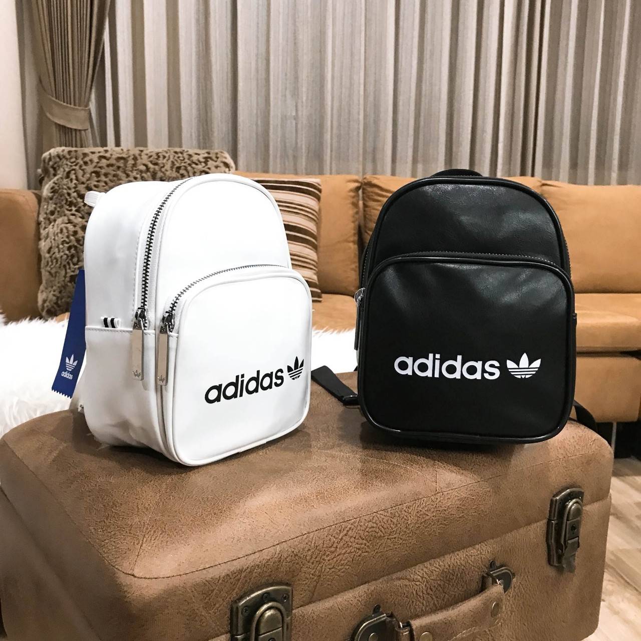 ADIDAS 2WAY MINI BACKPACK กระเป๋าเป้หรือสะพายหนังเรียบสไตล์ Sport ขนาดมินิ น้ำหนักเบา ด้านหน้ามีโล้โก้และช่องซิป เปิดปิดด้วยซิปสะดวกใช้ หัวซิปแบรนด์ ภายในมีช่องใส่ของ หูจับถนัดมือ สายสะพายปรับได้ freesize สามารถสะพายเป็นเป้ หรือกระเป๋าสะพาย Crossbody ได้2
