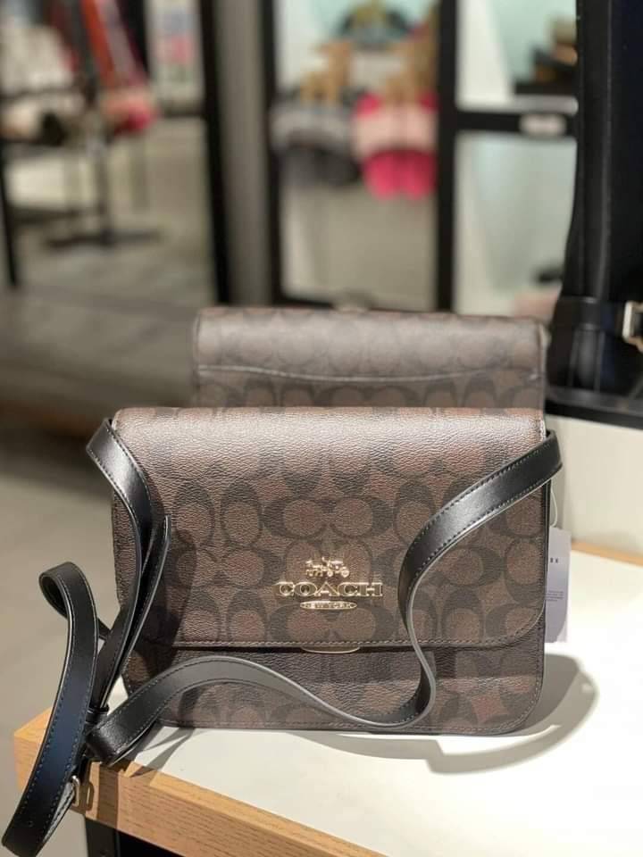 COACH BRYNN FLAP CROSSBODY IN SIGNATURE CANVAS (COACH C5633)🍁สวยหรู ทะลุ เกินเบอร์มาก//กระเป๋าสะพายข้าง หรือจะถือเป็นครัชก็เก๋แบบเลิศๆ>> มีสายยาวถอดได้ ปรับระดับได้ //วัสดุหนังแคนวาส ตกแต่งดีเทลหรูด้วยหนังแท้ และอะไหล่สีทอง งานสวย คมกริบ //เ