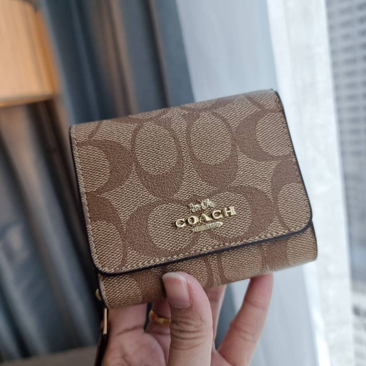OUTLET 】COACH F41302 SMALL TRIFOLD WALLET IN SIGNATURE CANVAS สวยคลาสสิค พกพาง่าย ใบเล็กน่ารักน่าใช้ ต้องยกให้ใบนี้จ้า 💗💋 ตอบโจทย์คนชอบพกน้อยที่สุด!! กระเป๋าสตางค์ใบสั้นหนังแคนวาสเคลือบคุณภาพดี ภายในเป็นหนังแท้ ใส่บัตร ใส่ธนบัตรได้ทุกชนิด 