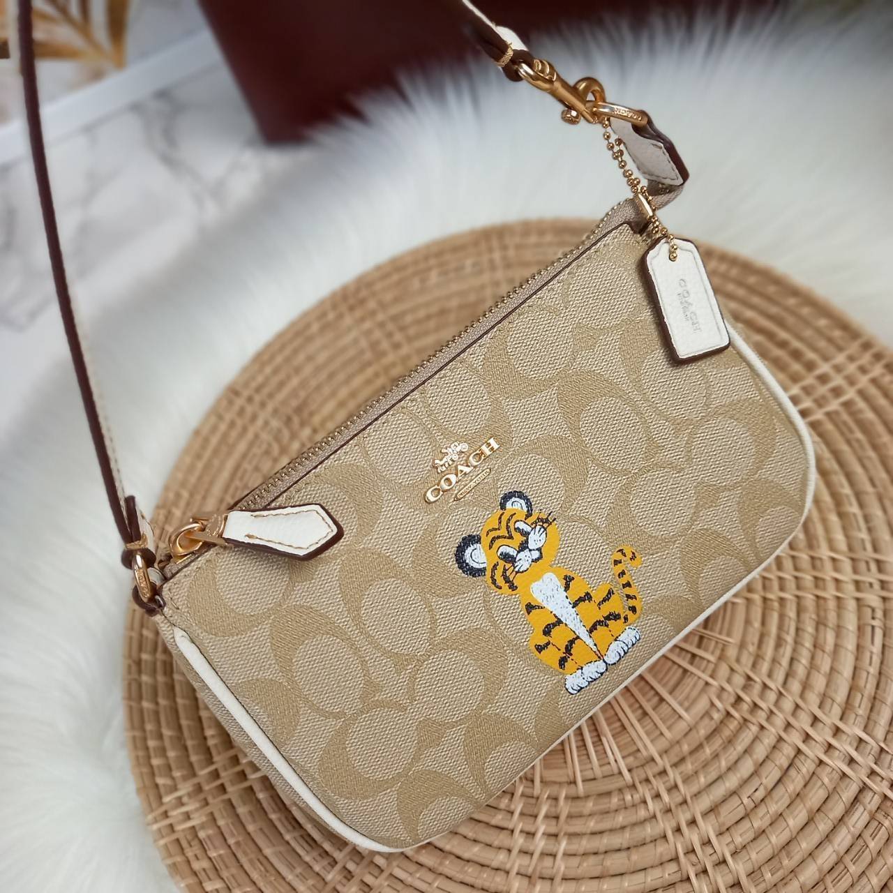 COACH NOLITA 19 IN SIGNATURE CANVAS WITH TIGER (C7699) 😻กระเป๋าถือ กระเป๋าสะพายทรงพอชเล็ก ปรับเป็นคล้องมือได้ รุ่นนี้ บอกเลยว่าใช้ง่ายสะพายคล่องมากๆ// จะสะพายไหล่ หรือปรับเปลี่ยนมาเป็นแบบคล้องมือเก๋ๆก็ยังได้ เพียงแค่ถอดตะขอมารวมกันไว้ที่หูกระเป๋าข