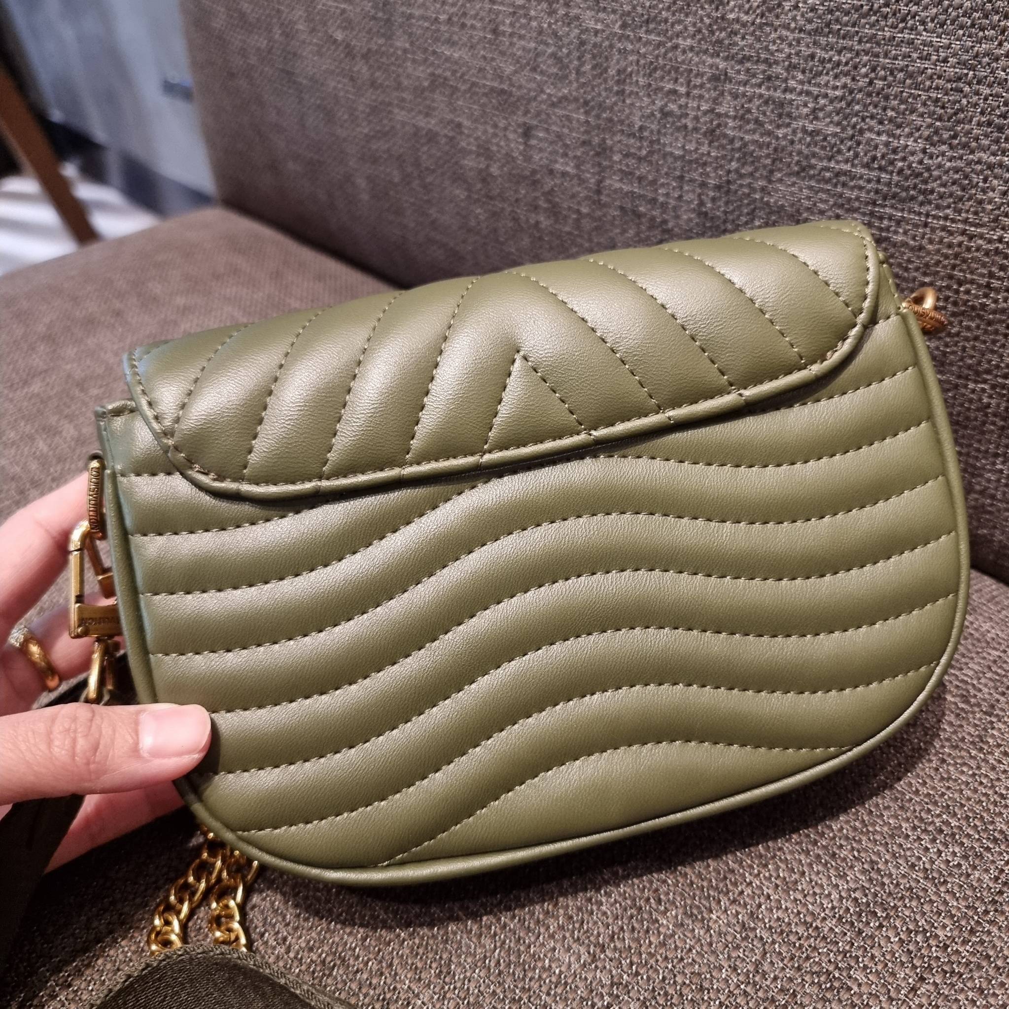 LV new wave pochette multi bag กระเป๋าสะพายมัลติฟังก์ชั่น สุดหรู มาพร้อม box set รับรองว่าดีงาม ลูกเล่นคลาสสิคผสานความวินเทจ มีสายสะพายให้ 2 เส้น และกระเป๋าใบลูก เล็กน่ารัก วัสดุหนังแท้ ภายในเป็นช่องโล่ง แบ่งสัดส่วนมีช่องย่อย ใบนี้ปรับใช้ได้หลายสไตล์ ลุคไ