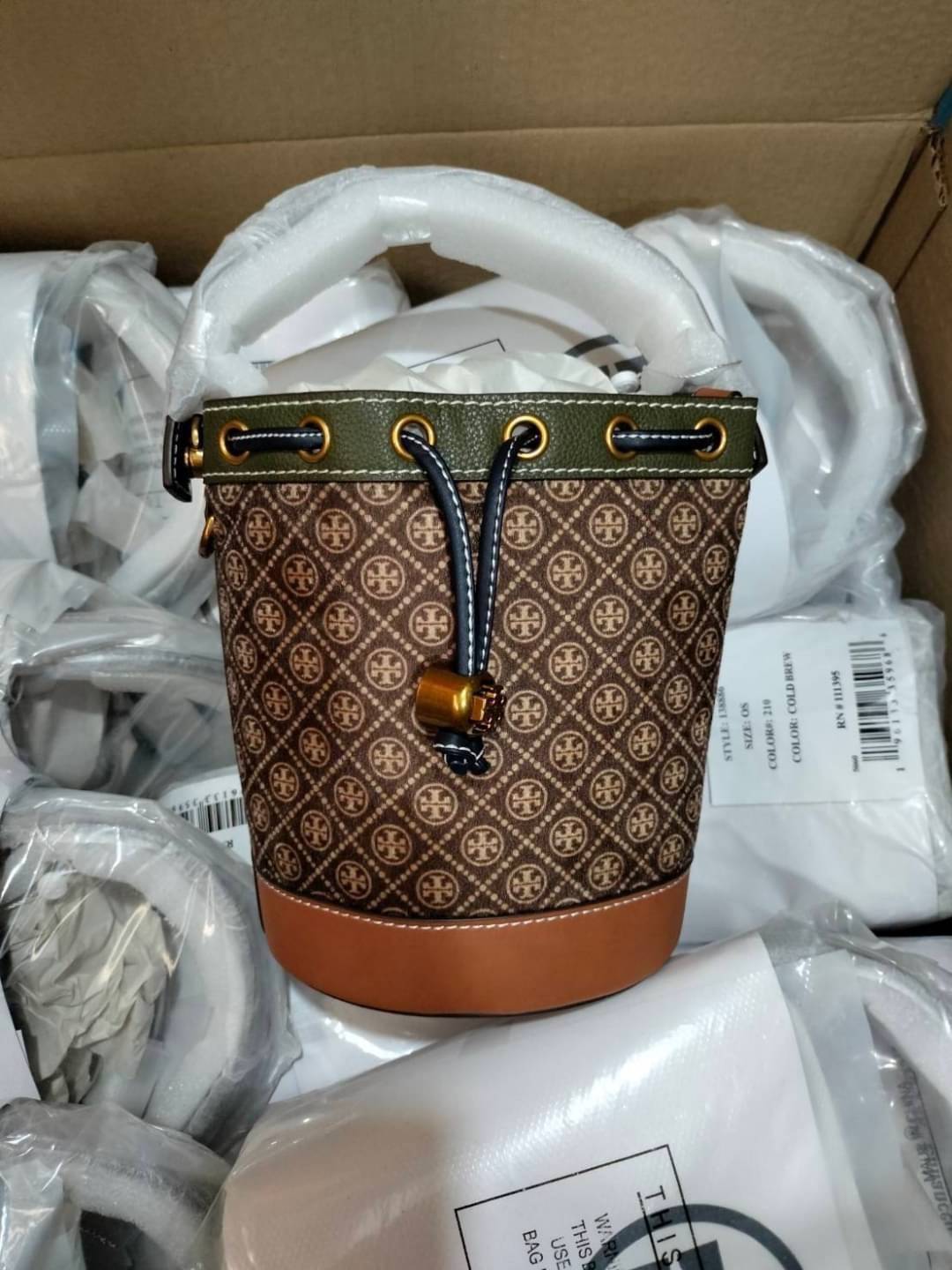 Tory Burch T Monogram Calf Hair Mini Bucket Bag กระเป๋าทรงถังผลิตขึ้นอย่างพิถีพิถันด้วยขนลูกวัวพิมพ์ลาย ตัดแต่งหนังอย่างดี