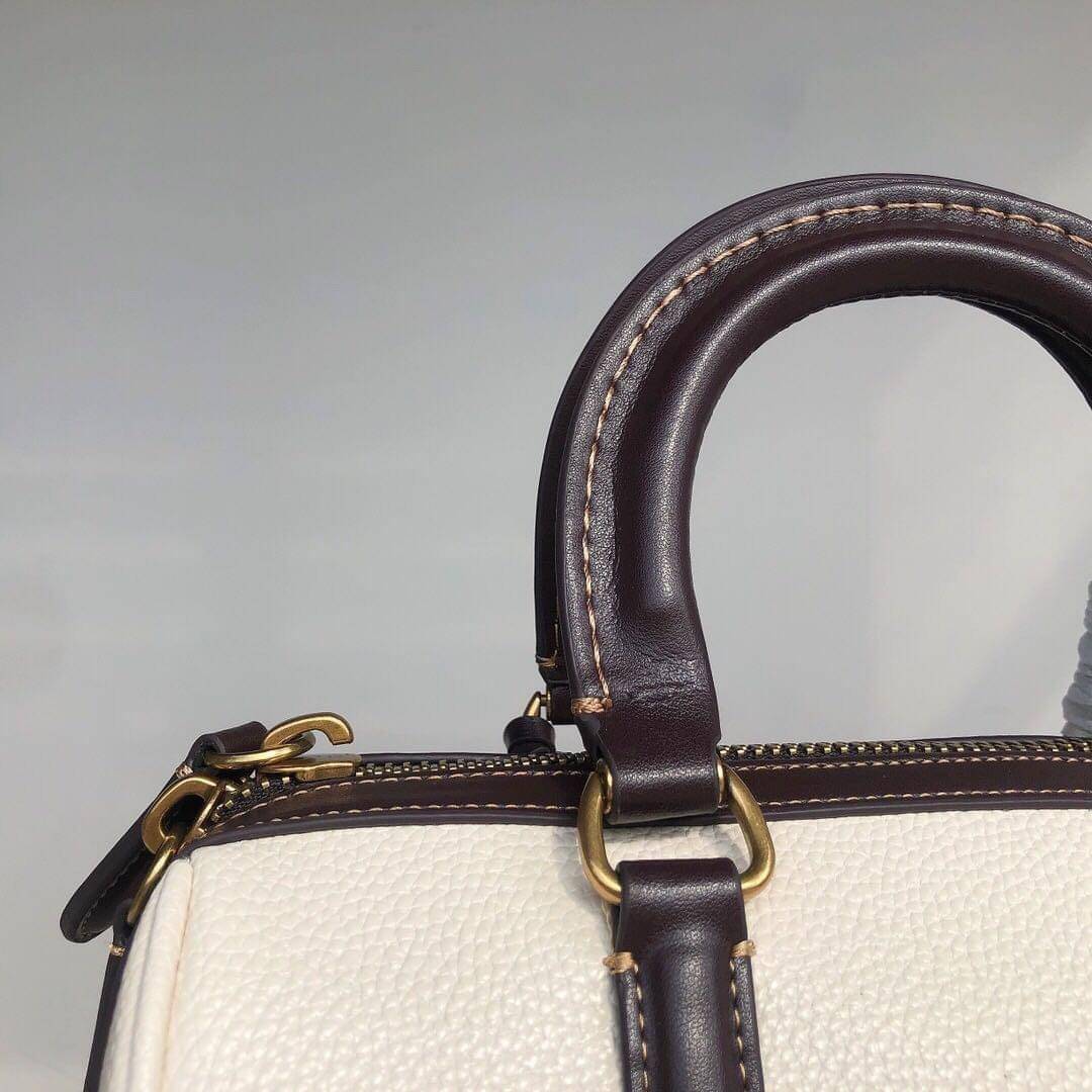 Coach ruby satchel 25 in colorblock C8530 / Coach Boston pillow bag ใหม่ก่อนใคร ไม่ต้องรอพรี! กับกระเป๋าทรงหมอนดีไซน์ใหม่ เพิ่มดีเทลความหรู มาพร้อมหูจับในตัว และสายสะพายครอสสีเข้ากับตัวกระเป๋า ภายในโล่งกว้าง ใส่ของได้สบายๆ จุได้แบบเน้นๆ ใบจริงมีเสน่ห์ดึงด