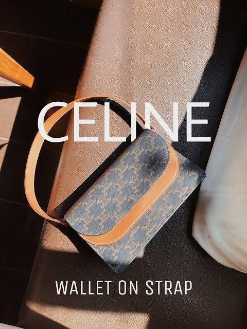 CELINE WALLET ON STRAP IN TRIOMPHE CANVAS กระเป๋าสะพายไหล่สุดเก๋ใบนี้ผลิตจากผ้าใบเคลือบอย่างดีพร้อมขอบหนังสีน้ำตาล กระเป๋ามีสายสะพายหนังสีน้ำตาลพร้อมฮาร์ดแวร์สีทอง ถอดสายออกเพื่อเป็นกระเป๋าถือทรงคลัชท์เปลี่ยนลุคช์ ลวดลายtriomphe ความเป็นแบรนด์ CELINE ได้อ