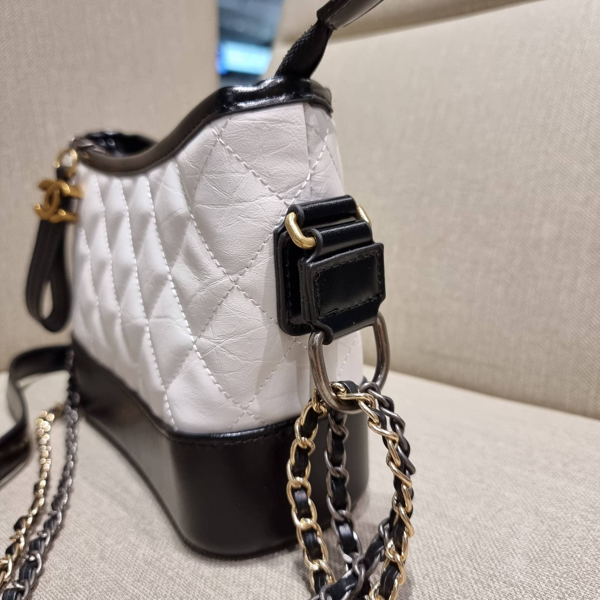 9" CHANEL SHOULDER BAG / CHANEL GABRIELLE HOBO BAG ไซส์คลาสสิค กระเป๋าสะพายข้าง/ไหล่ หนังแท้ นิ่ม หรู มาพร้อมพวงกุญแจสัญลักษณ์แบรนด์ อะไหล่พร้อมโซ่สะพายสีทองสลับสีเงินรมดำ สามารถสะพาย crossbody หรือสะพายไหล่ได้หมด สะพายแล้วขับผิวมากๆ เปิด-ปิดกระเป๋าด