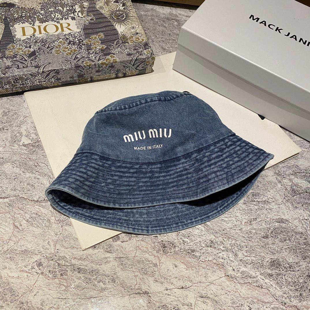 MIU MIU Denim Logo Bucket Hat / MIU MIU Bucket Hat "ของมันต้องมี" หมวกงานคุณภาพที่สุด เกรดท็อปออริ เดนิมสุดคลาสสิก ใช้งานต่างประเทศได้ พร้อมส่งแน่นๆ สั่งแจกเป็นของขวัญ หรือซื้อเก็บไว้ใช้เองรับรองเลิศจ้า!!