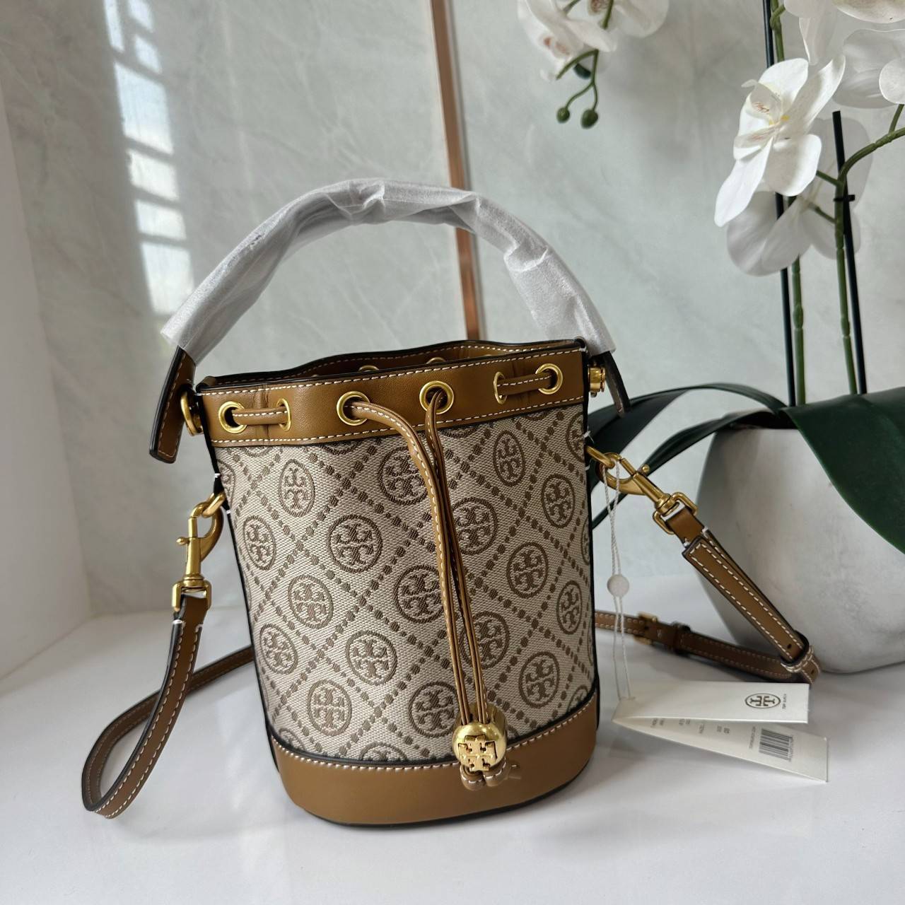 TORY BURCH T MONOGRAM JACQUARD MINI BUCKET BAG กระเป๋าทรงบัคเก็ตไซส์มินิ ทรงยอดนิยมขนาดน่ารัก
