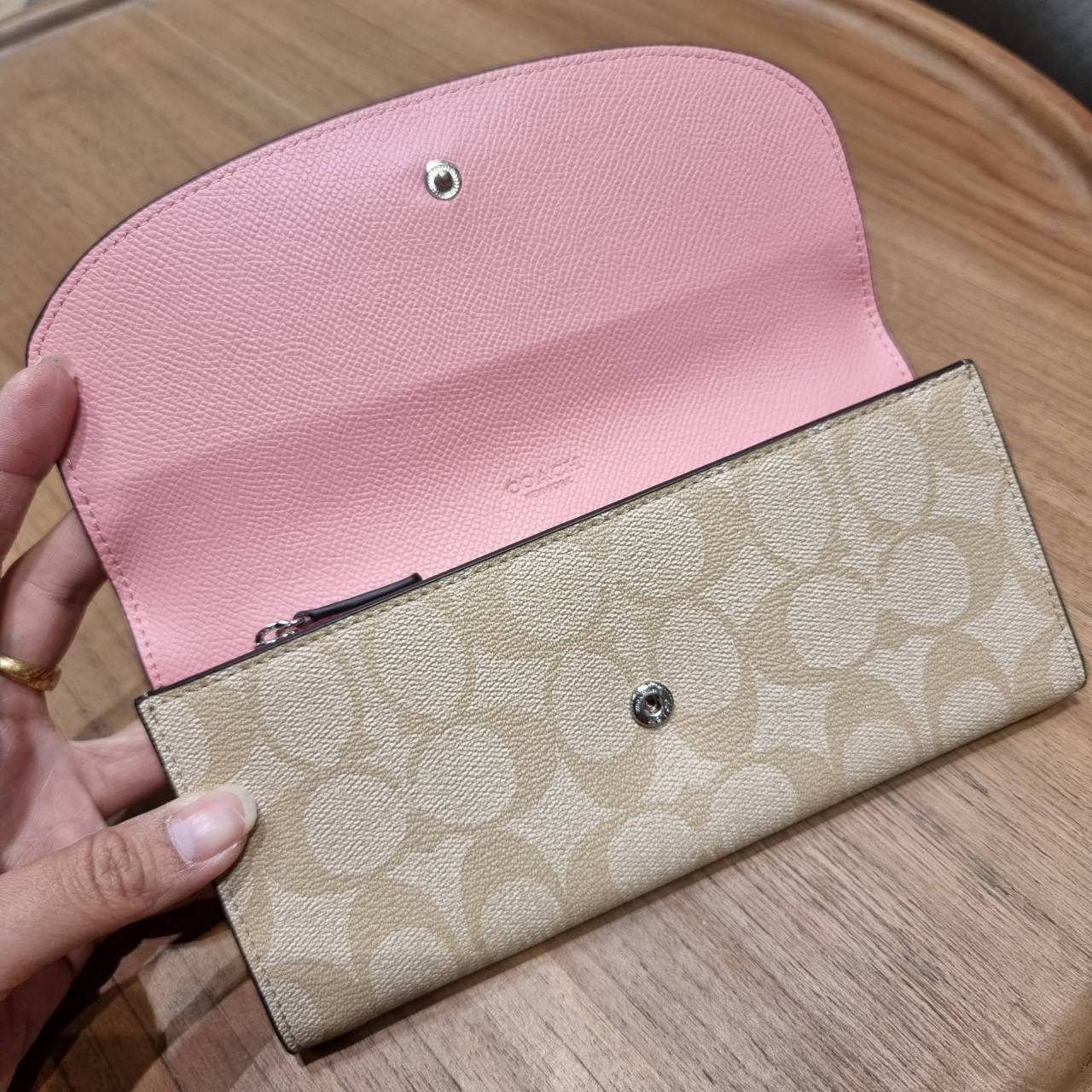 COACH F52601 POP SLIM ENVELOPE WALLET IN SIGNATURE รุ่นขายดี ขายหมด!! รุ่นหายาก!! เติมสต็อคจ้า!! กระเป๋าสตางค์รุ่นฝาพับ ดีไซน์เรียบหรู คลาสสิค ใช้งานง่ายและสะดวกมากๆ ด้วยซองซิปที่เสียบด้านหลัง ถอดแยกออกมาใช้ได้ หรือเอาออก พกกระเป๋าเดี่ยวๆก็ได้ ถือใบนี้ดูไ