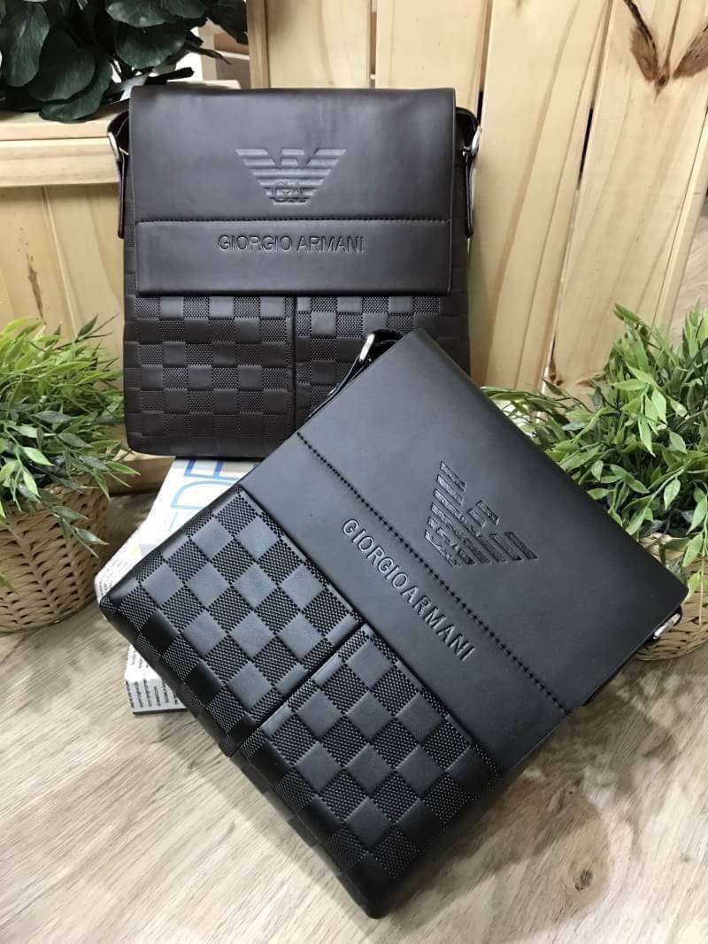GIORGIO ARMANI CROSSBODY BAG กระเป๋าสะพาย Limited Edition จาก GIORGIO ARMANI JEAN เปิดปิดด้วยฝาปิดแม่เหล็กซ่อนด้านในตัวกระเป๋า พร้อมซิปสะดวกใช้ ปั้มโลโก้แบรนด์ด้านหน้ามี1ช่องใส่ของ ด้านหลังมี1ช่องซิป ขนาดกำลังดี น้ำหนักเบา กันน้ำ สามารถใส่ ipad mini กระเป