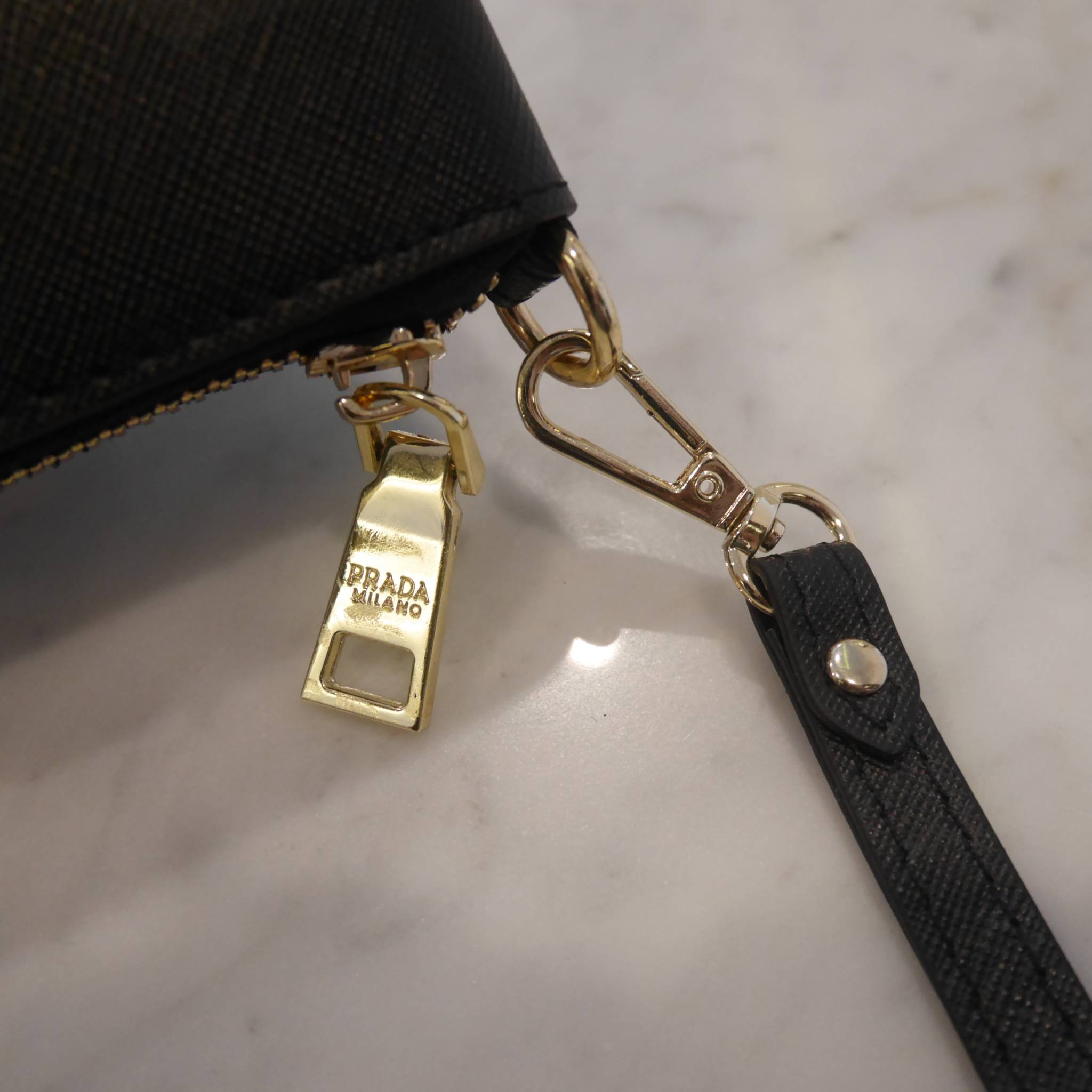 New arrival ! รุ่นที่รอคอย เข้าแล้วค้า กับ Prada Wallet Saffiano กระเป๋าสตางค์ซิปรอบ รับทรัพย์ **พร้อมสายคล้องมือ เปิดปิดด้วยซิป อะไหล่ทอง ปั้มแบรนด์ ทั้งใบ **จุดเด่น มีช่องใส่มือถือ ได้ถึง iphone7+ ใส่บัตรได้หลายช่อง ด้านในมีช่องซิปแยกอีก1ช่อง แถมยังมี ช