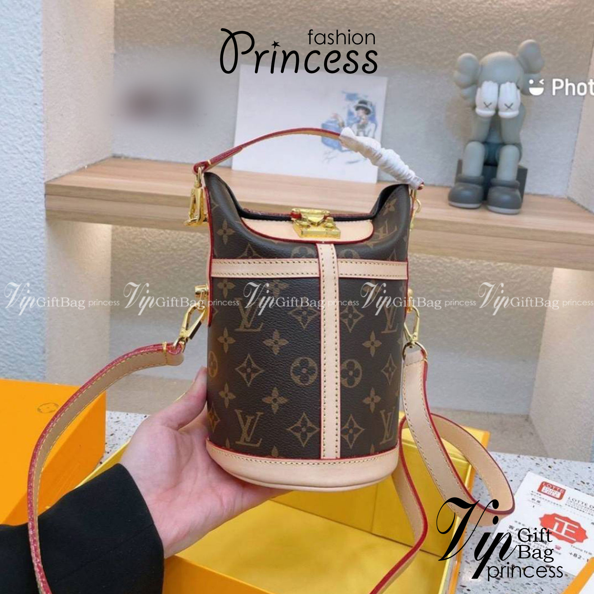 LV DUFFLE BAG กรเป๋าสะพายทรงบัคเก็ต ตัดเย็บด้วย Monogram แคนวาสที่ยืดหยุ่นพร้อมสัญลักษณ์ S-Lock ที่สร้างสรรค์ขึ้นอย่างประณีต เป็นตัวเลือกที่มีสไตล์สำหรับการใช้งานระหว่างวันไปจนถึงกลางคืน ใช้ถือ หรือสะพายไหล่ก็ได้