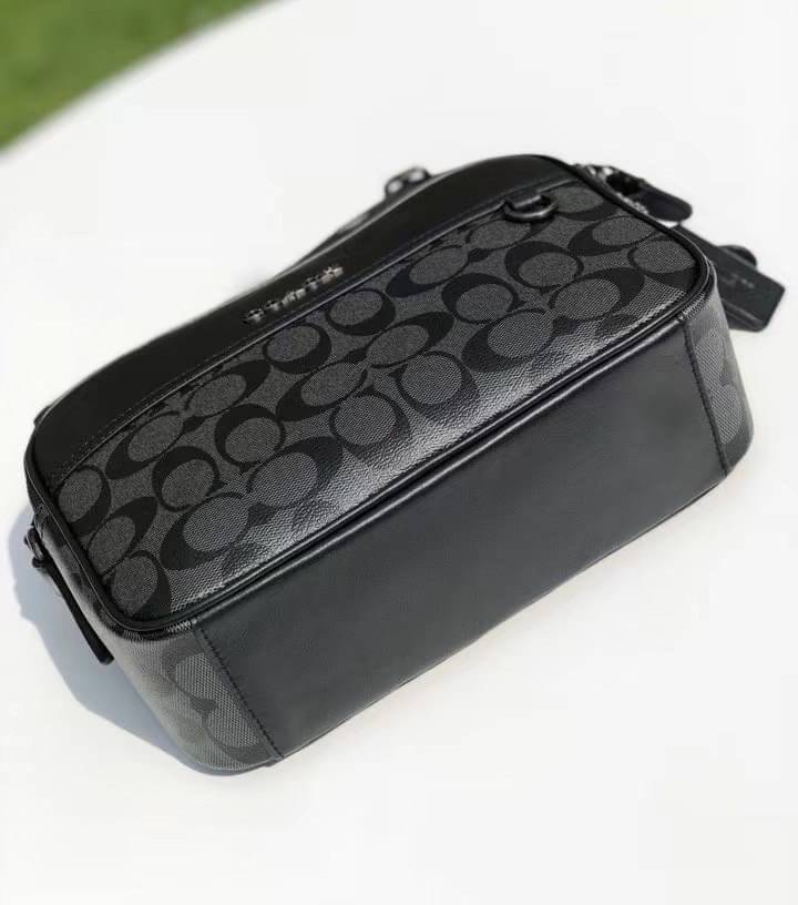 COACH GRAHAM CROSSBODY IN SIGNATURE CANVAS (COACH C4149) กระเป๋าครอสบอดี้รุ่นยอดฮิตสำหรับหนุ่มๆ ที่สาวๆก็ใช้ได้!! รูปทรงดีไซน์คลาสสิค ใช้งานสะดวก วัสดุหนังแคนวาสเคลือบลาย เปิด-ปิดด้วยซิป ภายในเป็นช่องโล่ง ใส่ของสำคัญได้ครบ สายสะพายปรับได้ตามตัว มีมาให้ช้อ