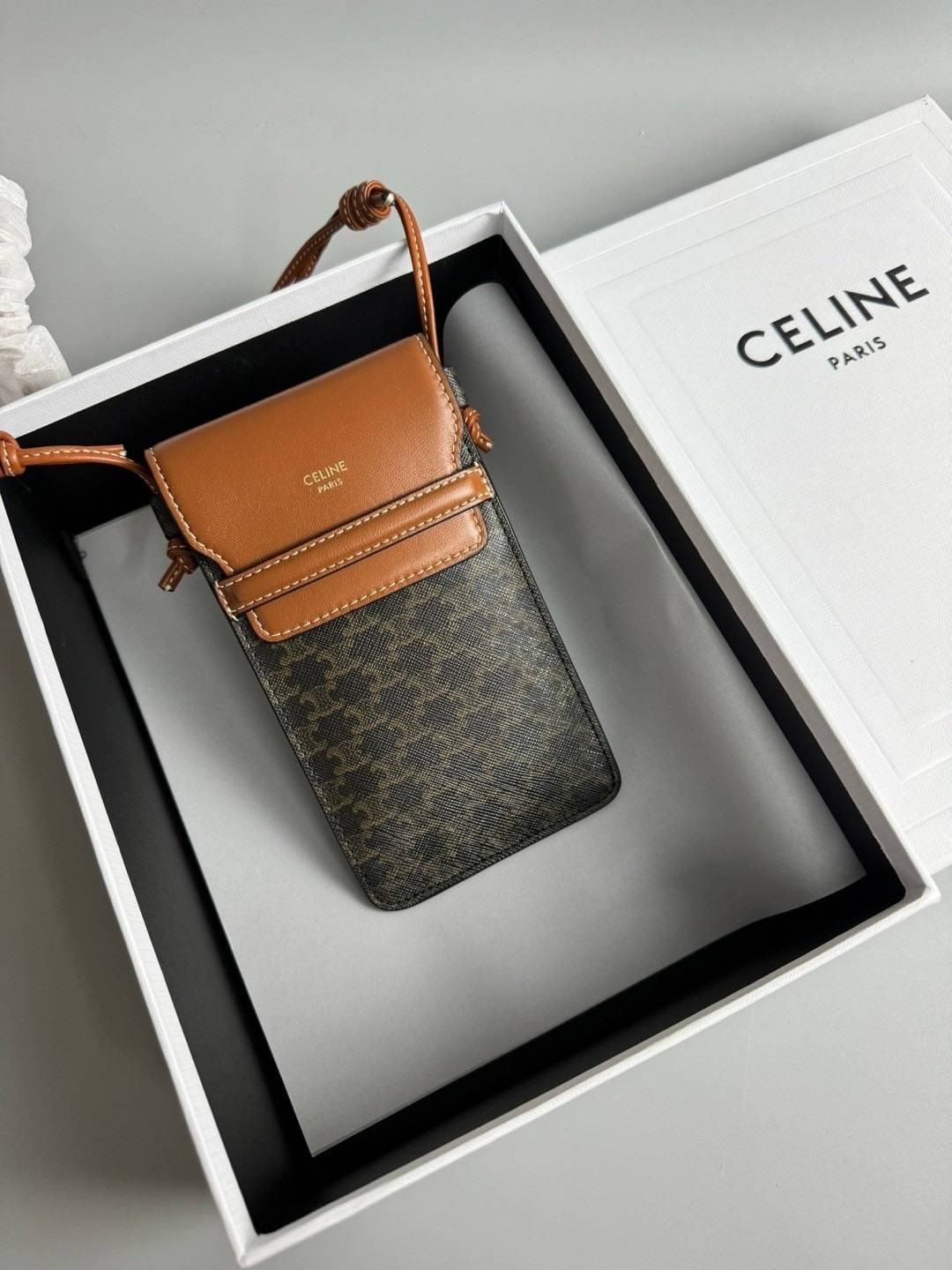 CELINE PHONE POUCH WITH FLAP IN TRIOMPHE CANVAS AND LAMBSKIN กระเป๋าใส่โทรศัพท์ เกรดท็อปออริจินอล 1:1 สลับแท้