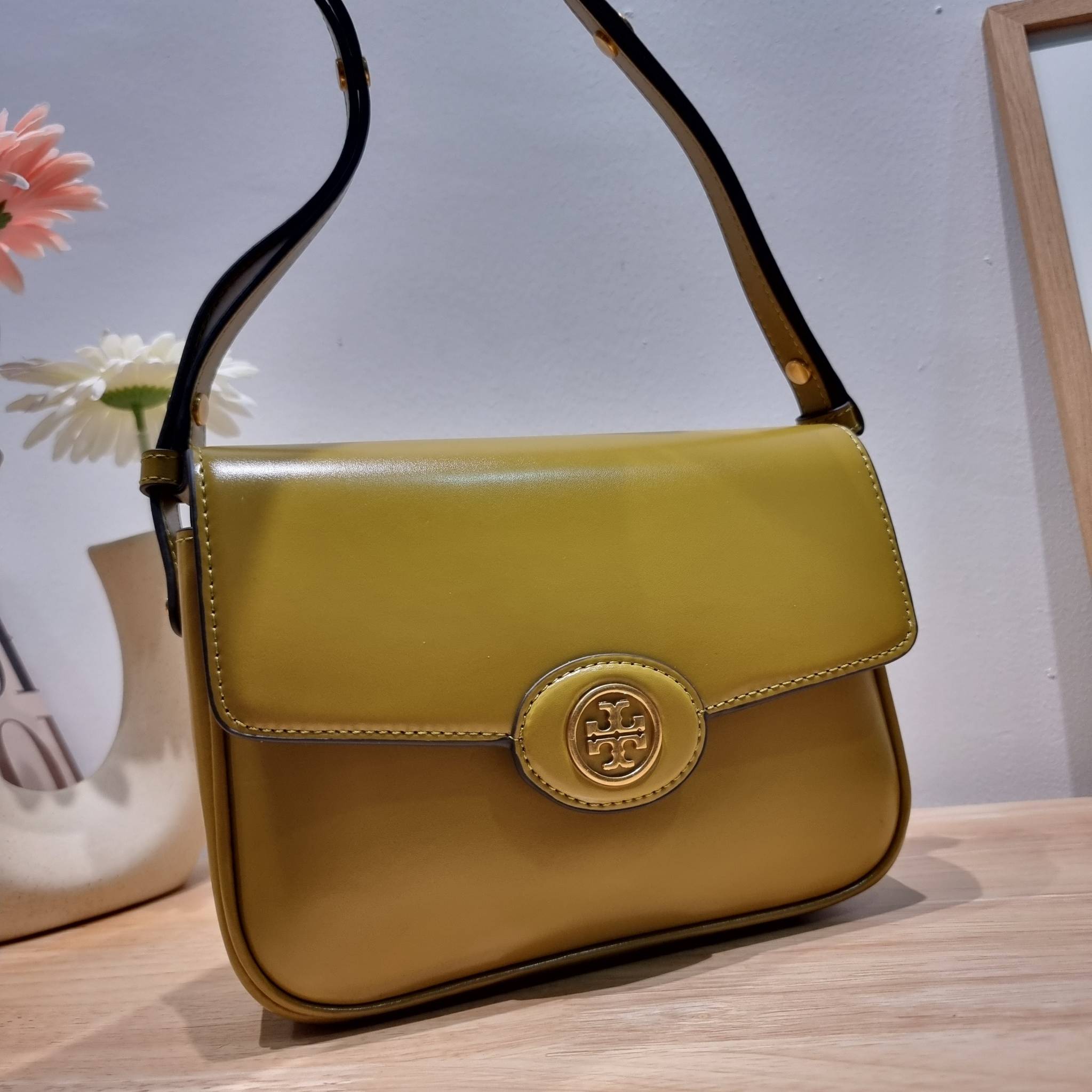 TORY BURCH ROBINSON SPAZZOLATO CONVERTIBLE SHOULDER BAG คอลเลคชั่นใหม่ สวยก่อนใคร ในราคาสุดคุ้ม! กับกระเป๋าสะพายไหล่ ดีไซน์สุดหรู หนังแก้วเงาสวยคม สีผู้ดี รูปทรงใช้งานได้ทุกลุค