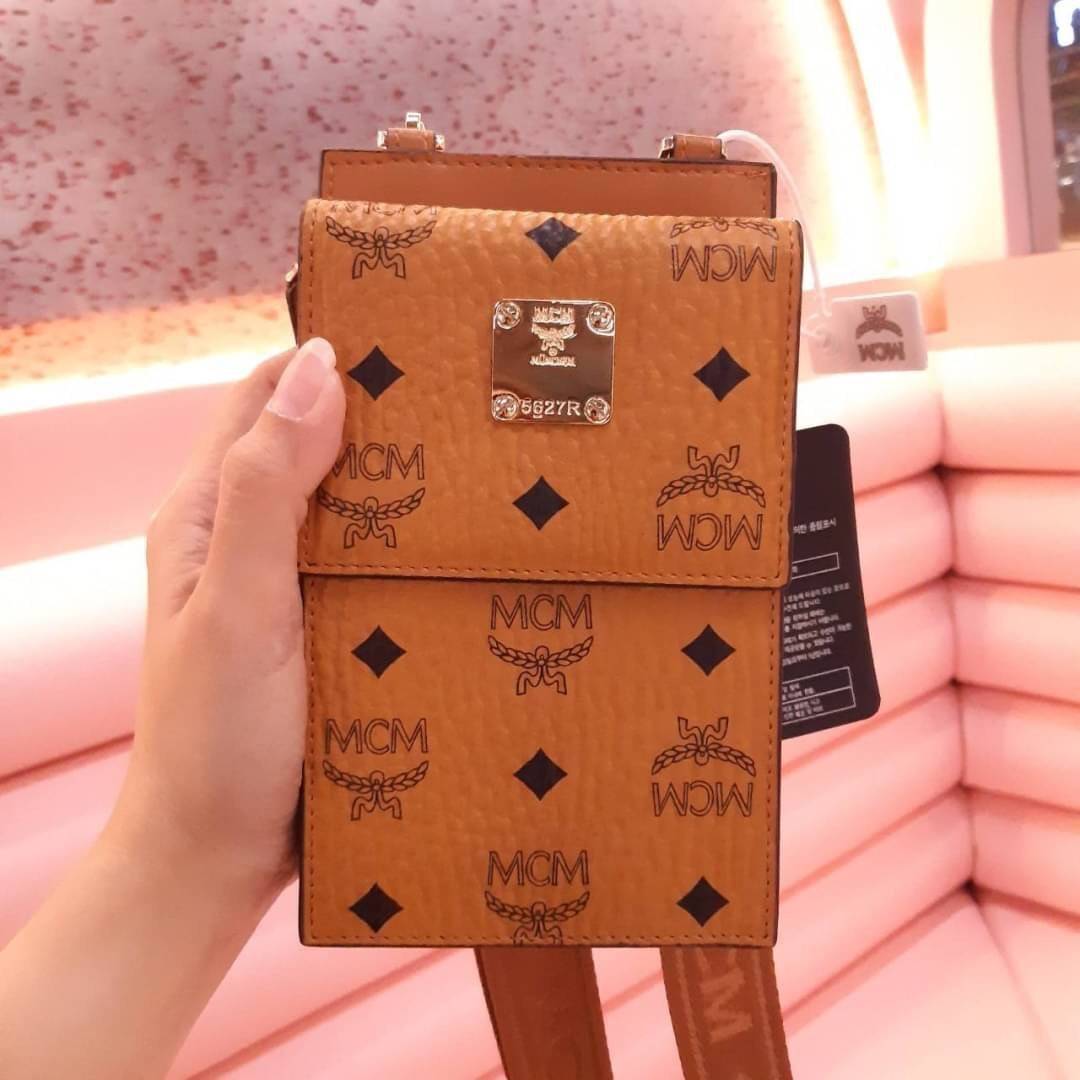 M.C.M CROSSBODY PHONE CASE กระเป๋าอะไรเอ่ยฮิตกันทั่วบ้านทั่วเมือง!!?? กระเป๋าใส่โทรศัพท์ไงจ้ะ!! เดินไปไหนใครก็ใช้ เพราะทุกคนต้องการความสะดวก ใบนี้ตอบโจทย์ไปเล้ย!!