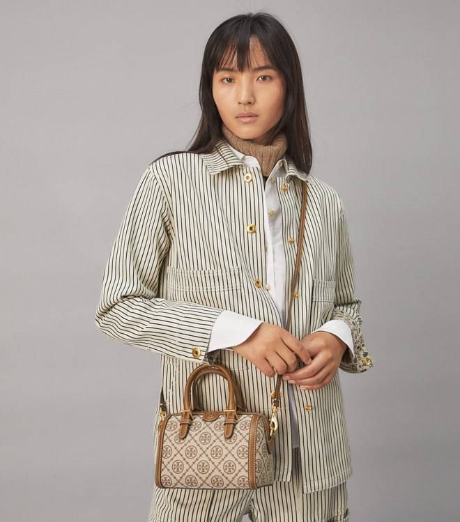 small: Tory burch T Monograme Jacquaed Mini Duffle Bag เป็นทรงกระเป๋าที่มีความฮอตฮิตตลอดกาล ด้วยรูปทรงคลาสสิคและเหมาะใช้งานเข้ากับทุกสถานการณ์ ไม่ว่าจะเป็นกระเป๋าสะพายไหล่ เพิ่มความคล่องตัวและเข้าได้กับทุกลุค ไม่ว่าจะเป็นวันสบายๆ หรือวันที่ต้องออกไปทำกิจก