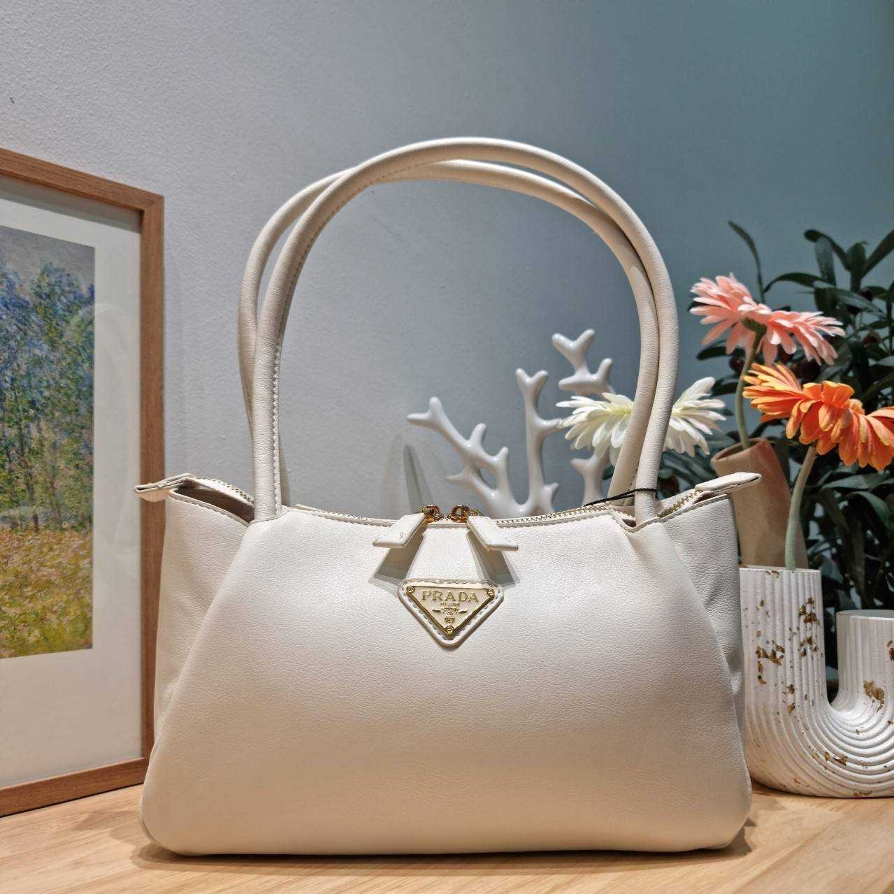 PRADA MEDIUM LEATHER HANDBAG กระเป๋าสะพายไหล่ดีไซน์เก๋และมาแรงมาก สาวๆหนุ่มๆติดแกลมต้องไม่พลาด สวยดูแพง เกรดวีไอพี ไฮเอน 1:1 ใช้งานต่างประเทศได้