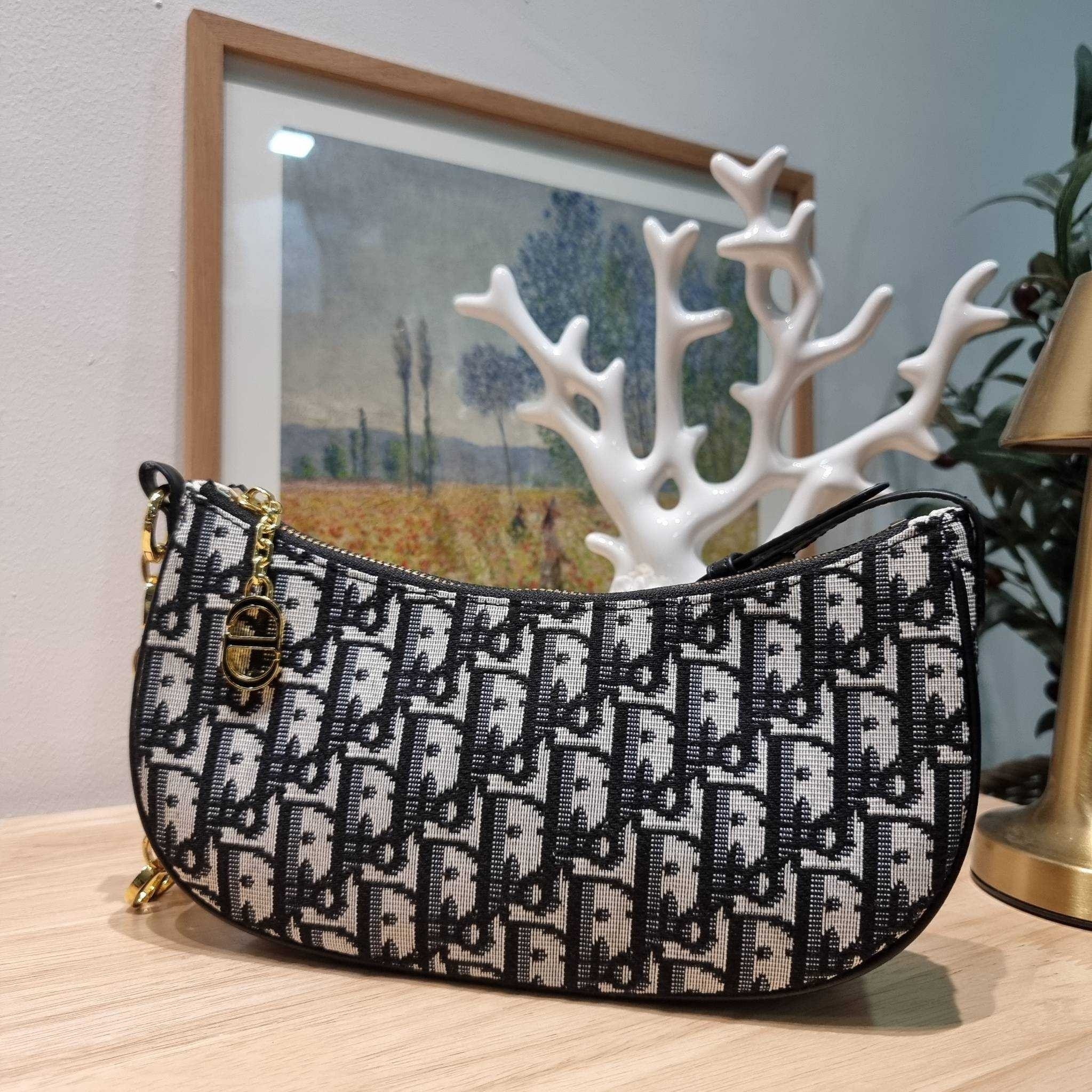 CD Lounge Bag Blue Oblique Jacquard / Dior pochette กระเป๋าสะพายทรงพอช สวยหรู ดีไซน์เรียบ แต่ดูแพง