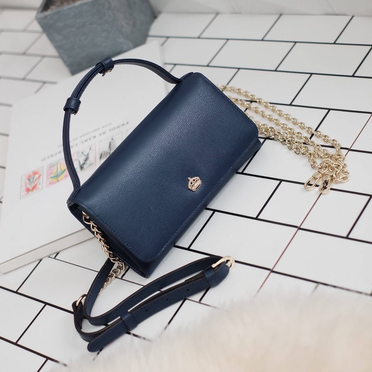 รุ่นขายดี **หนังวัวแท้สวยมาก KEEP • Ari • กระเป๋า สตางค์ยาว ปรับเป็นคลัช หรือถือ สะพาย ก้อได้หมด ขนาด กะลังดี ทรงสวย แค่ใบเดียวจบ! หนังคุณภาพเยี่ยม ภายใน จุของคุ้ม ใส่บัตร ใส่มือถือได้ทุกรุ่น ใบนี้ จะแต่งกับ Look ไหนก้อเข้ากันได้ดีแน่นอนค๊า Don't mis