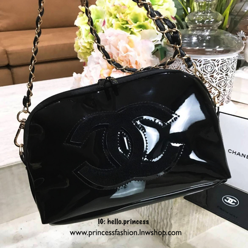SET2pcs Chanel Cosmetic Cluth Bag With Chain (GWP) กระเป๋าถือหรือสะพาย VIP. gift แท้จาก Chanel Cosmetic Counter วัสดุหนังแก้วสีดำ ตัดโลโก้แบรนด์ขนวูฟสีดำ สวยหรู น้ำหนักเบา เปิดปิดด้วยซิปรอบสะดวก หัวซิปแบรนด์ ใส่ wallet ยาว, เครื่องสำอาง ของใช้จุกจิกได้เยอ