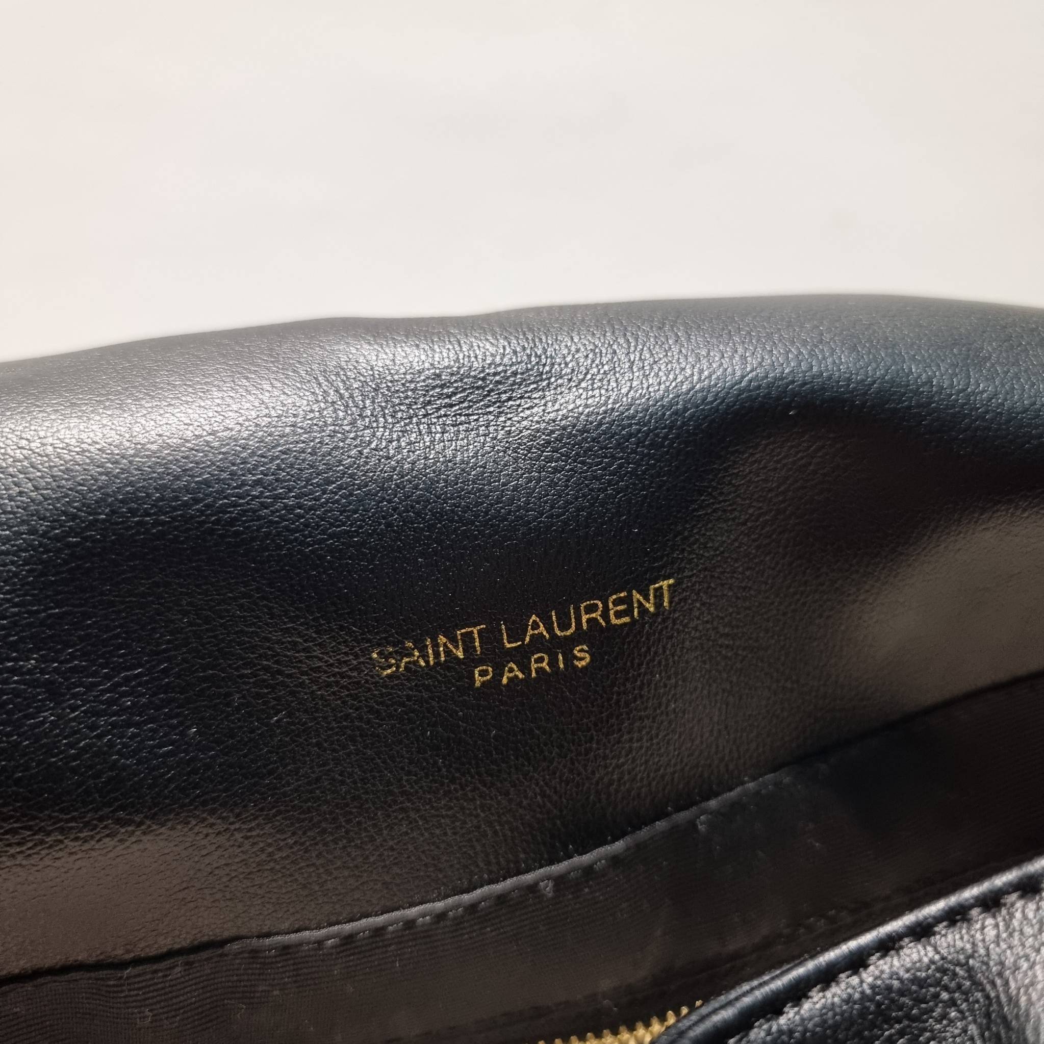 YSL jamie 4.3 in lambskin กระเป๋าสะพายใบใหญ่ เรียบหรู ดูปัง ดูแพง สีดำคลาสสิคตัดกับอะไหล่สีทองได้อย่างลงตัว ครบเครื่องตัวมัม! ดีไซน์ใหม่ 2023 สัมผัสผิวกระเป๋าดูดีมากๆ