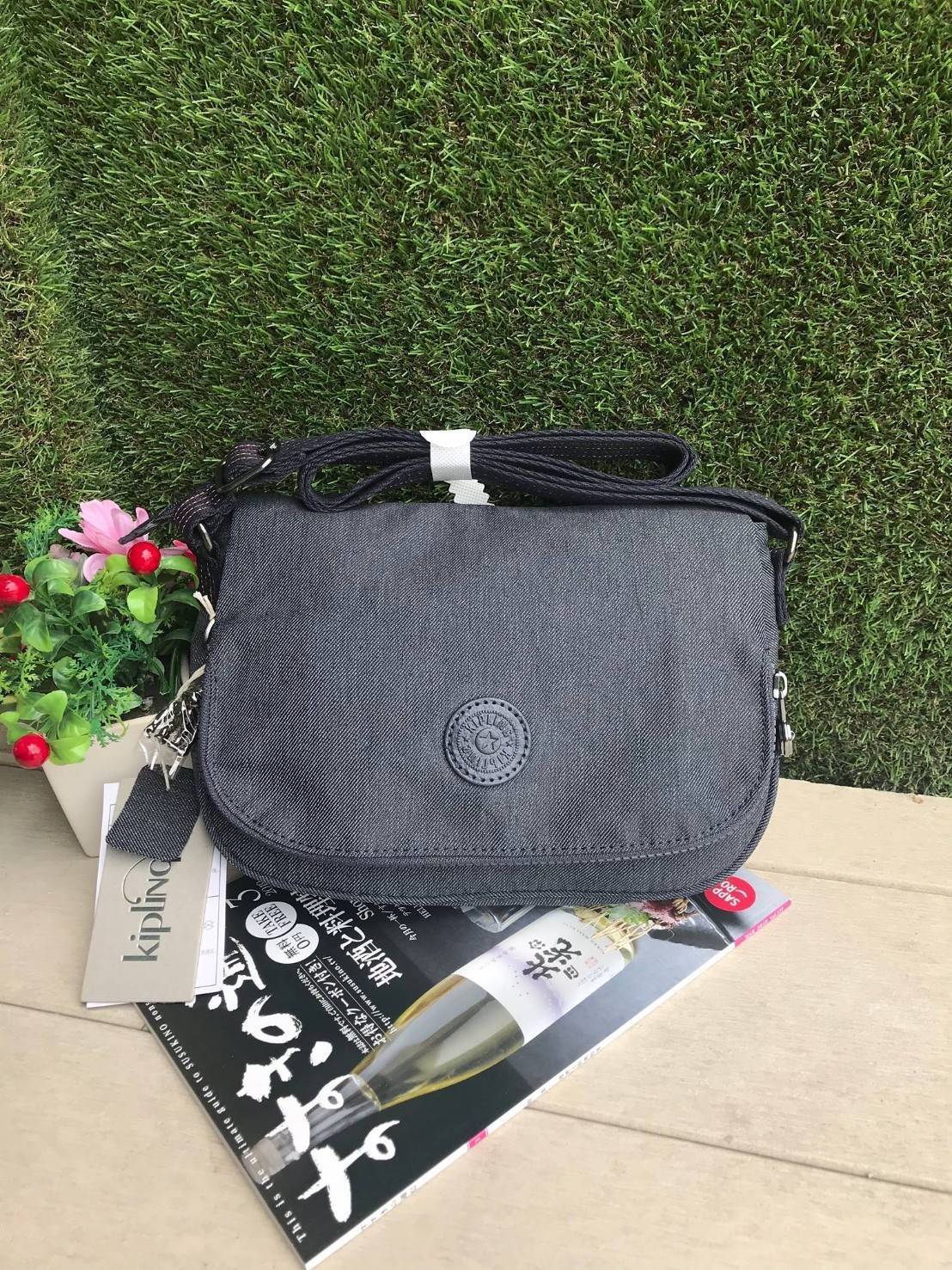 Kipling Basic Plus Earthbeat S Crossbody bag กระเป๋าสะพายทรงครอสบอดี้ สามารถสะพายได้ทั้งสายคู่และสายเดี่ยว มีดีเทลที่ฝาหน้ามีช่องซิปซ่อนทรงลึกและด้านหลังมีอีก1ช่อง ช่องหลักเปิดปิด2ชั้นด้วยกระดุมแม่เหล็กและซิปเดียวใช้งานง่าย ภายในใส่ได้ทั้งมินิไอแพด กระเป๋