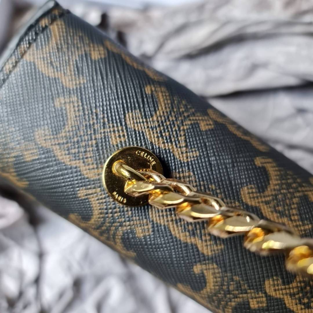 CELINE Women Chain Bag Triomphe in Triomphe Canvas-Tan / CELINE TRIOMPHE CHAIN SHOULDER BAG / CELINE WOMEN WINTER 21 ก็ปังๆ ยาวๆ ไปเลยสิคะ กระเป๋าดีไซส์ใหม่ ใหญ่กว่าเดิม จุของได้เยอะ งานหนังแคนวาสสวยหรู สวยมากกก เก๋มาก ต้องมีแล้วค่าา แบบใหม่ล่าสุด งานพึ่ง