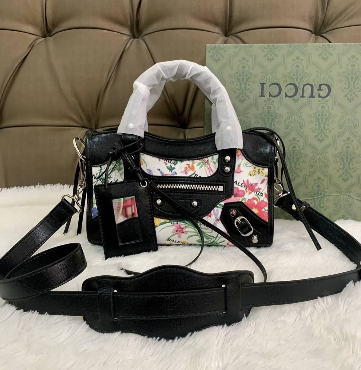 VIP 🥂 Gucci x Balenciaga The Hacker Project Mini Neo Bag คอลเลคชั่นร้อนๆ พร้อมเสิร์ฟ ที่่มีการผสมผสานระหว่างGucci & Balenciaga เข้าไว้ด้วยกัน ดีไซน์ล้ำสมัย วัสดุCanvas เย็บขอบด้วยหนังcalfskin อะไหล่เงิน ลวดลายสดใส ประทับตัวอักษรBalenciaga ลงบนผ้าเ