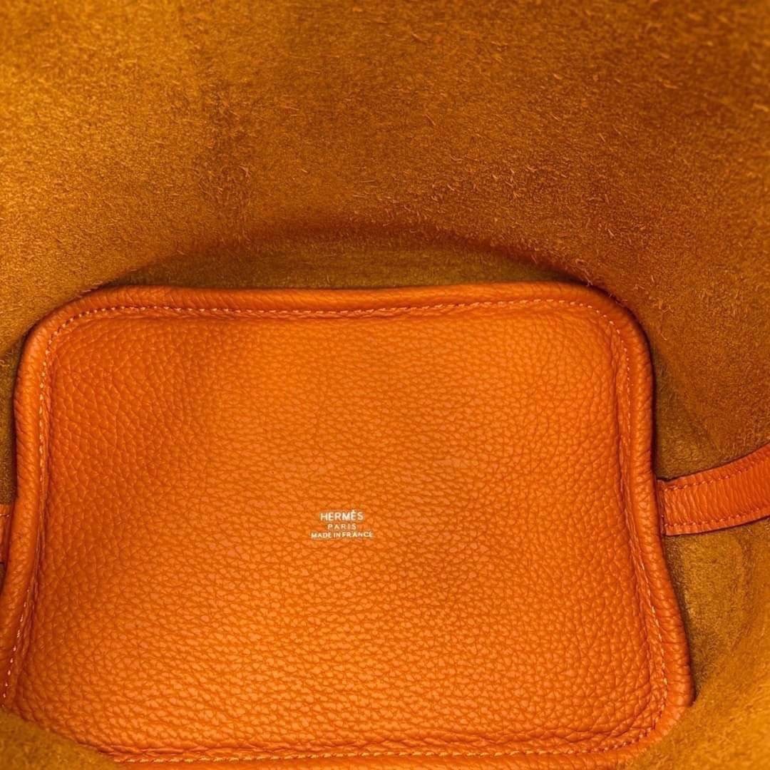 หนังแท้ Hermes Picotin Lock 18 bag กระเป๋าถือแบรนด์หรูระดับโลก งานเกรดออรินอล หนังแท้ทั้งใบ หนังมีลายทอริลลอนคล้ายของจริง มาพร้อมตัวล็อคเคลลี่ Kelly lock รูปทรงเรียบแต่หรู ใช้งานได้ทุกโอกาส ถือง่าย ใช้งานง่าย ภายในโล่งกว้าง ภาพสินค้าถ่ายจากงานขายจริง ใช้ง