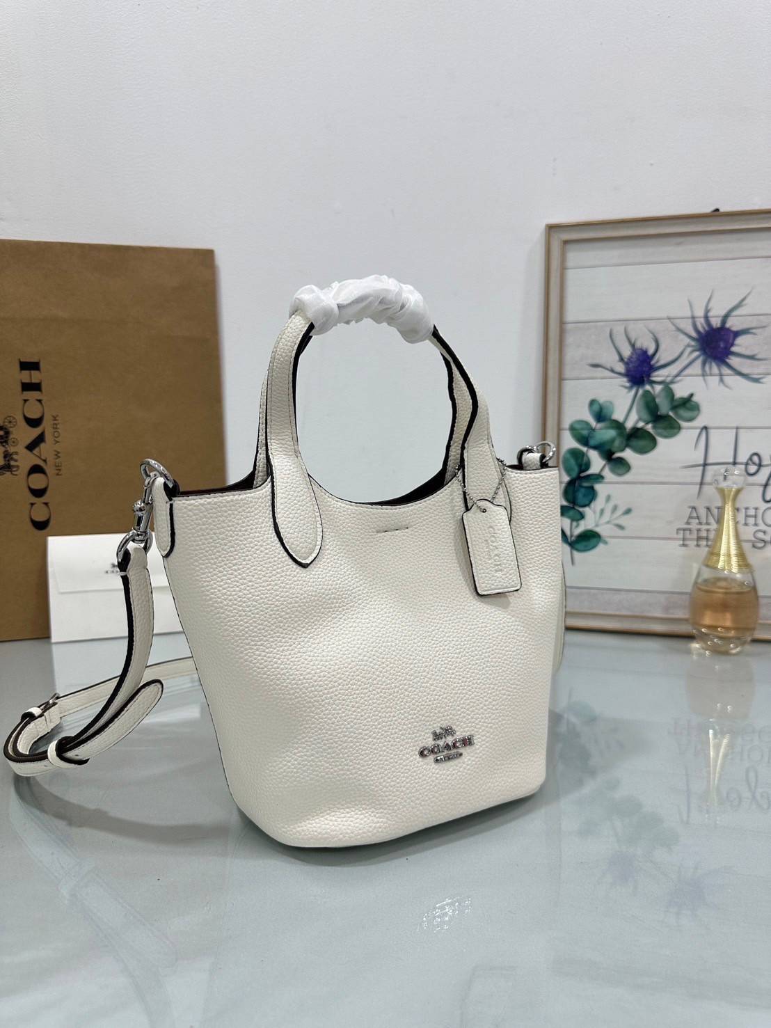 พร้อมส่ง 5 สี COACH HANNA BUCKET BAG กระเป๋าถือ/สะพายข้างทรงบักเก็ตรุ่นใหม่ดีไซน์เก๋น่ารัก เกรดท็อปออริ เกรดดีสุด สลับแท้ 1:1