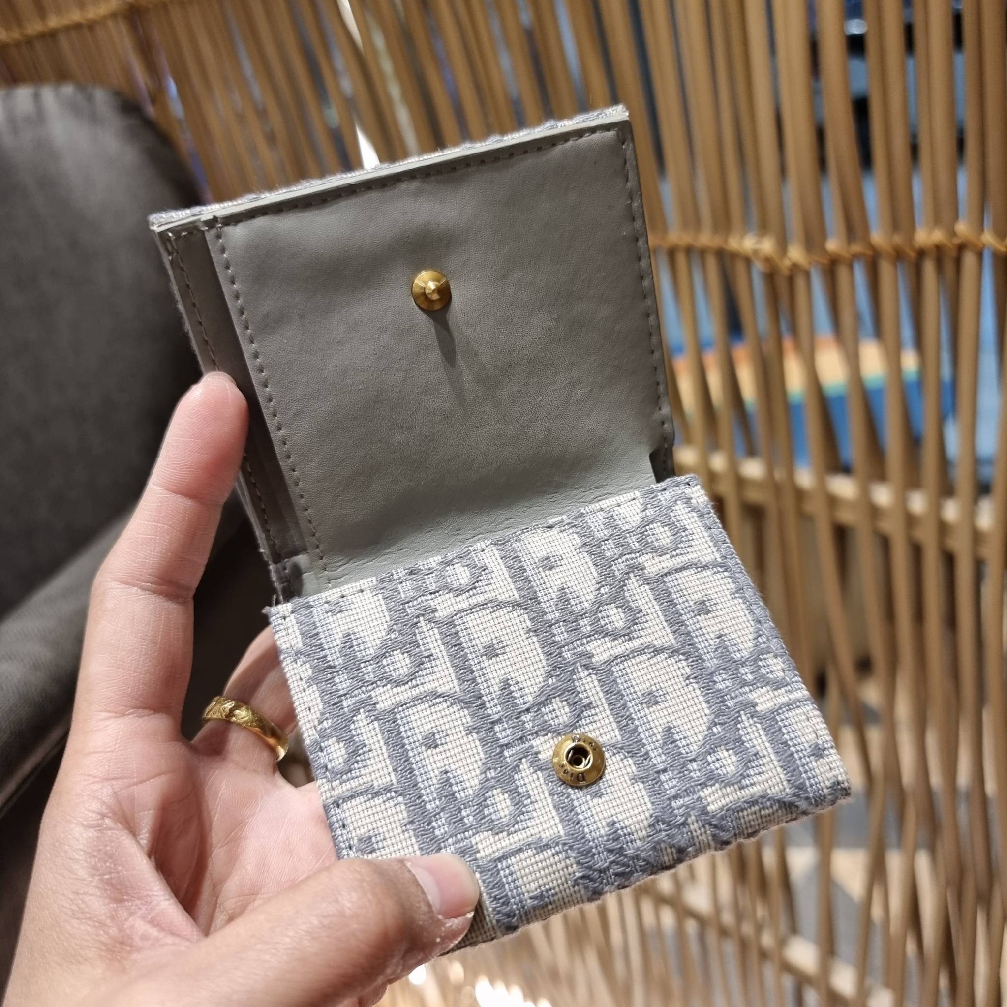 VIP 】CD MULTI WALLET WITH GWP กระเป๋าสตางค์ขนาดเหมาะมือ กะทัดรัดไม่กินพื้นที่ พรีเมี่ยมกิ๊ฟจากเคาน์เตอร์ ดีไซน์แบบพับ ใช้งานง่าย น่ารักน่าใช้จริงๆ วัสดุผ้าแคนวาสปักลาย สลับหนังแท้ภายใน ภายในมีช่องใส่บัตร ใส่ธนบัตรได้ สะดวกใช้มากๆ มาพร้อม box set ในราคาที่