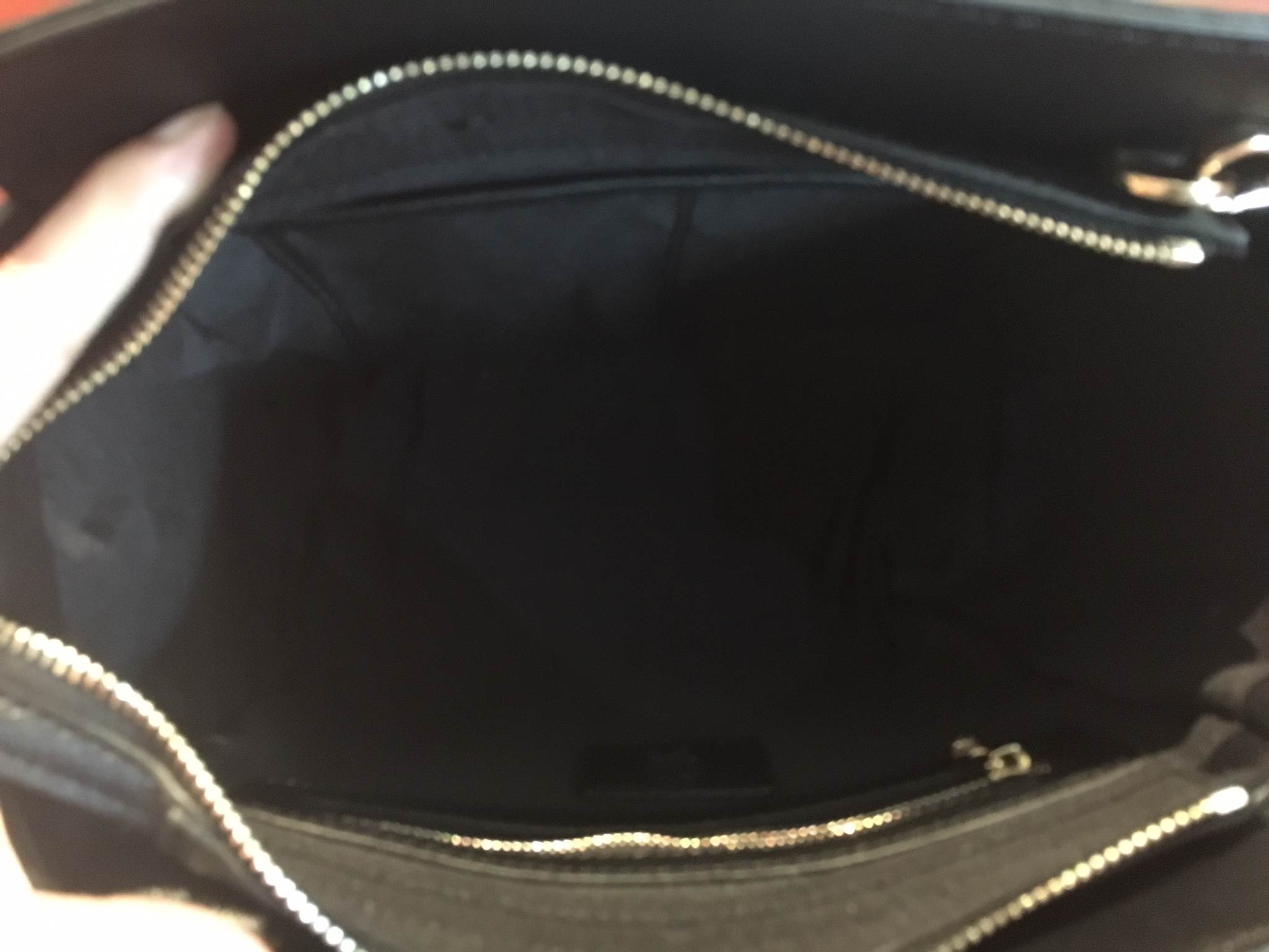 รุ่นใหม่ล่าสุด หนัง saffiano สวยมากๆค่า รุ่น KEEP Infinite office bag สวย น่ารัก ขนาดตอบทุกโจทย์การใช้งาน เห็นแล้ว หลงรักเลยคะ 🌲ตัวกระเป๋าขนาดกำลังดีหนังsaffiano ลายสวยที่สำคัญ ดูแลรักษาง่าย ประดับด้วยผ้าพันหูกระเป๋ารุ่นพิเศษ ทำให้กระเป๋าเก๋ ขึ้น 