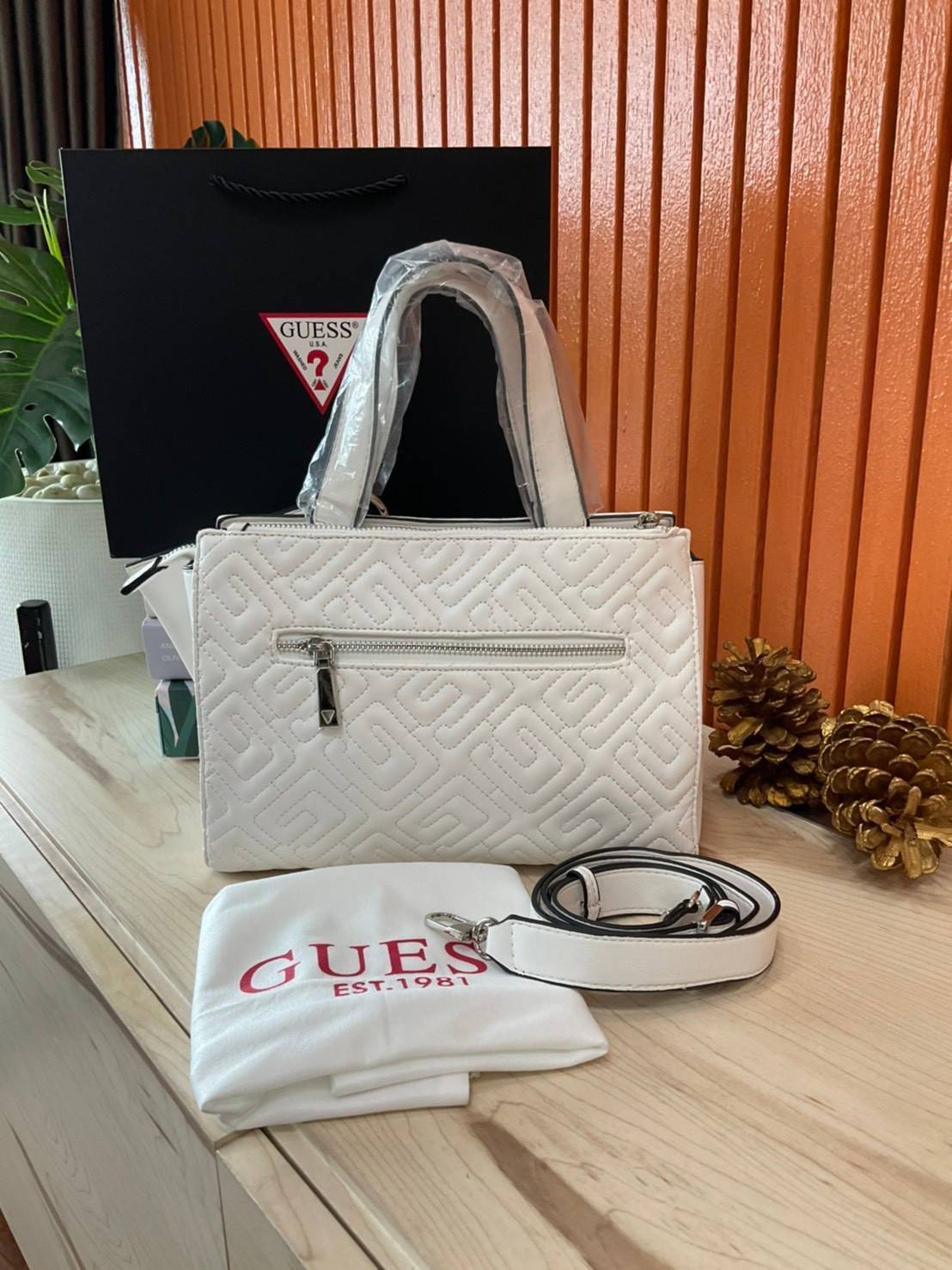 ของแท้ 💯% 】Guess Women’s Crossbody Bag กระเป๋าสะพายข้าง มาพร้อมกระเป๋าใบเล็ก ถอดออกแยกใช้งานได้ วัสดุ Pu หนังนิ่ม จับนุ่มมือมากๆ ด้านหน้าประดับโลโก้แบรนด์ กระเป๋ามีดีเทลเย็บลาย G