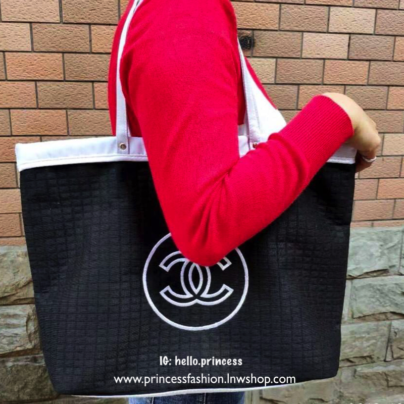 Chanel Large Tote Bag ViP Gift With Purchase (GWP) New in! กระเป๋าสะพายทรง shopping bag ใบใหญ่ VIP. gift ของแท้! จาก Chanel Cosmetic Counter วัสดุ Cotton & Nylon & Polyester เนื้อนิ่มลายตาราง ด้านหน้าปักโลโก้แบรนด์ เปิดปิดด้วยแถบแม่เหล็ก ซ่อนที่ปากกระเป๋า