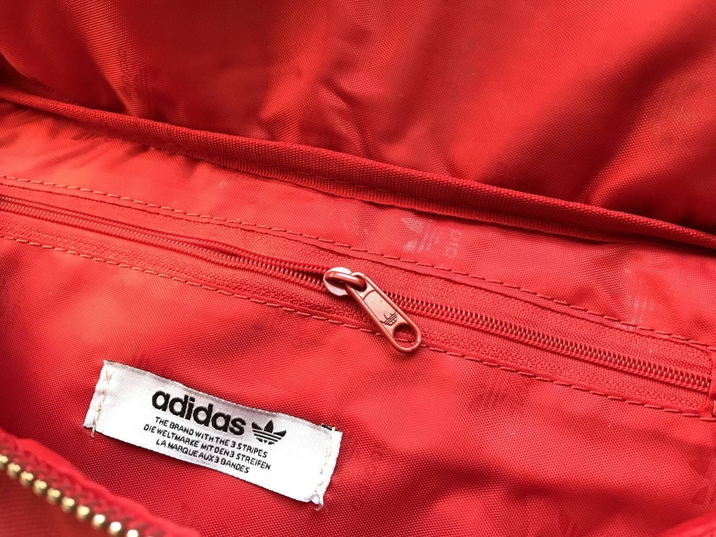 ADIDAS ORIGINALS ADICOLOR WAIST BAG ของมันต้องมี!! กระเป๋าคาดอก/คาดเอวสุดชิค ดีไซน์เรียบง่าย แต่สะพายแล้วเท่ คลาสสิคสุดๆ!! วัสดุ Nylon+Polyester กันน้ำได้ เปิด-ปิดฝากระเป๋าด้วยซิป หัวซิปปั๊มแบรนด์เป็น signature ภายในมีช่องโล่งกว้าง ใส่ของได้พอสมควร ใส่มือ