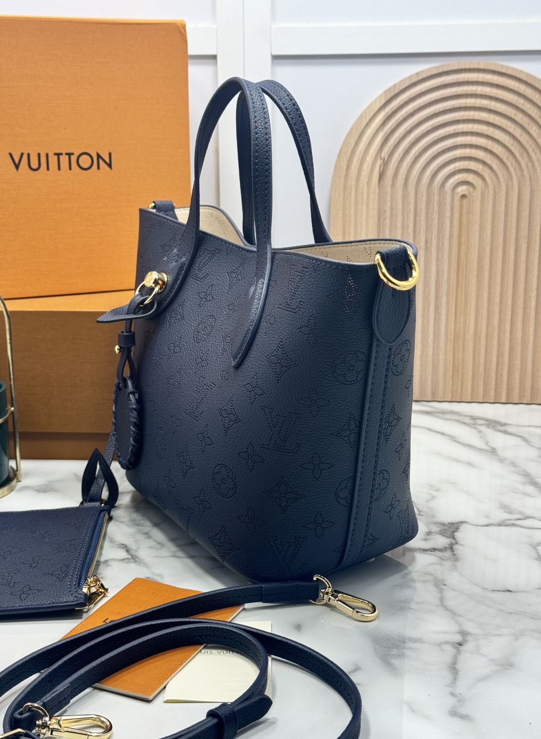 TOP ORI หนังแท้ | LV Blossom PM bag กระเป๋าทรงโท้ทรุ่นใหม่ โทนสีกรมคลาสสิกเหนือกาลเวลาที่มีสไตล์พร้อมตอบโจทย์การใช้งานมากขึ้น ฉลุลายโลโก้เป็นเอกลักษณ์ สวยหรู ดูแพงมากค่ะ