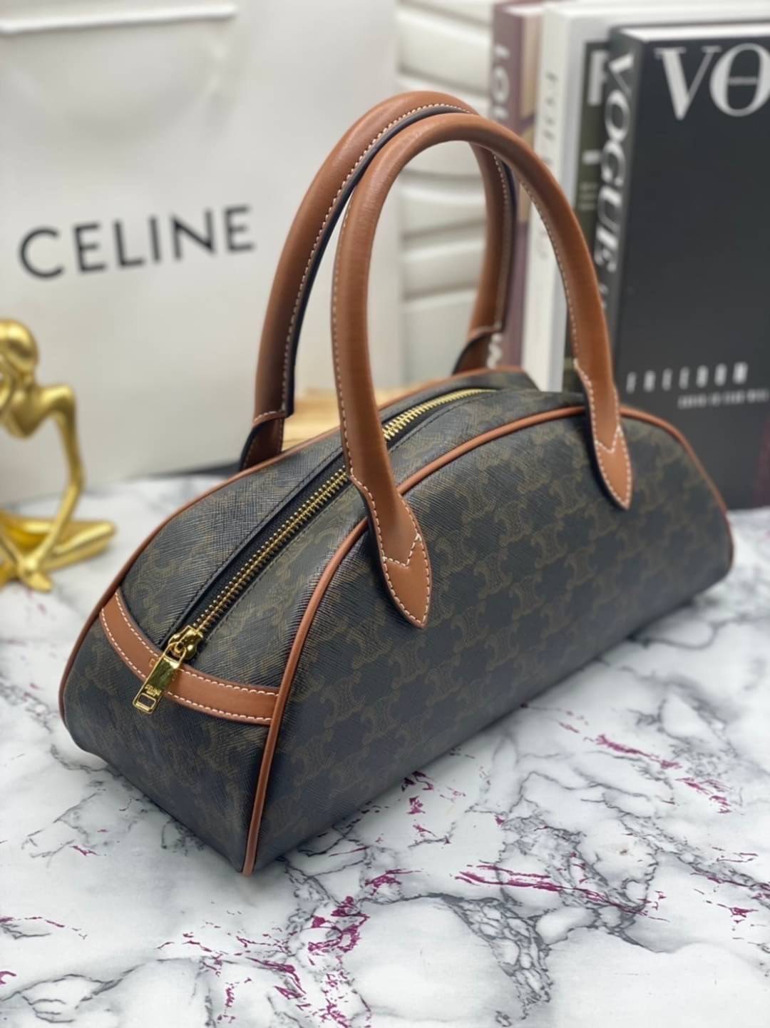 หนังแท้ CELINE MEDIUM TECKEL IN TRIOMPHE CANVAS AND CALFSKIN TAN / CELINE TRIOMPHE SHOULDER BAG / CELINE TRIOMPHE HANDBAG กระเป๋าถือหรือสะพายไหล่ ก็ปังๆ ยาวๆ ไปเลยสิค่ะ งานหนังแท้ทั้งใบสวยหรู สวยมากกก เก๋มาก ต้องมีแล้วค่าา แบบใหม่ล่าสุด งานพึ่งเข้ามาน้อยน