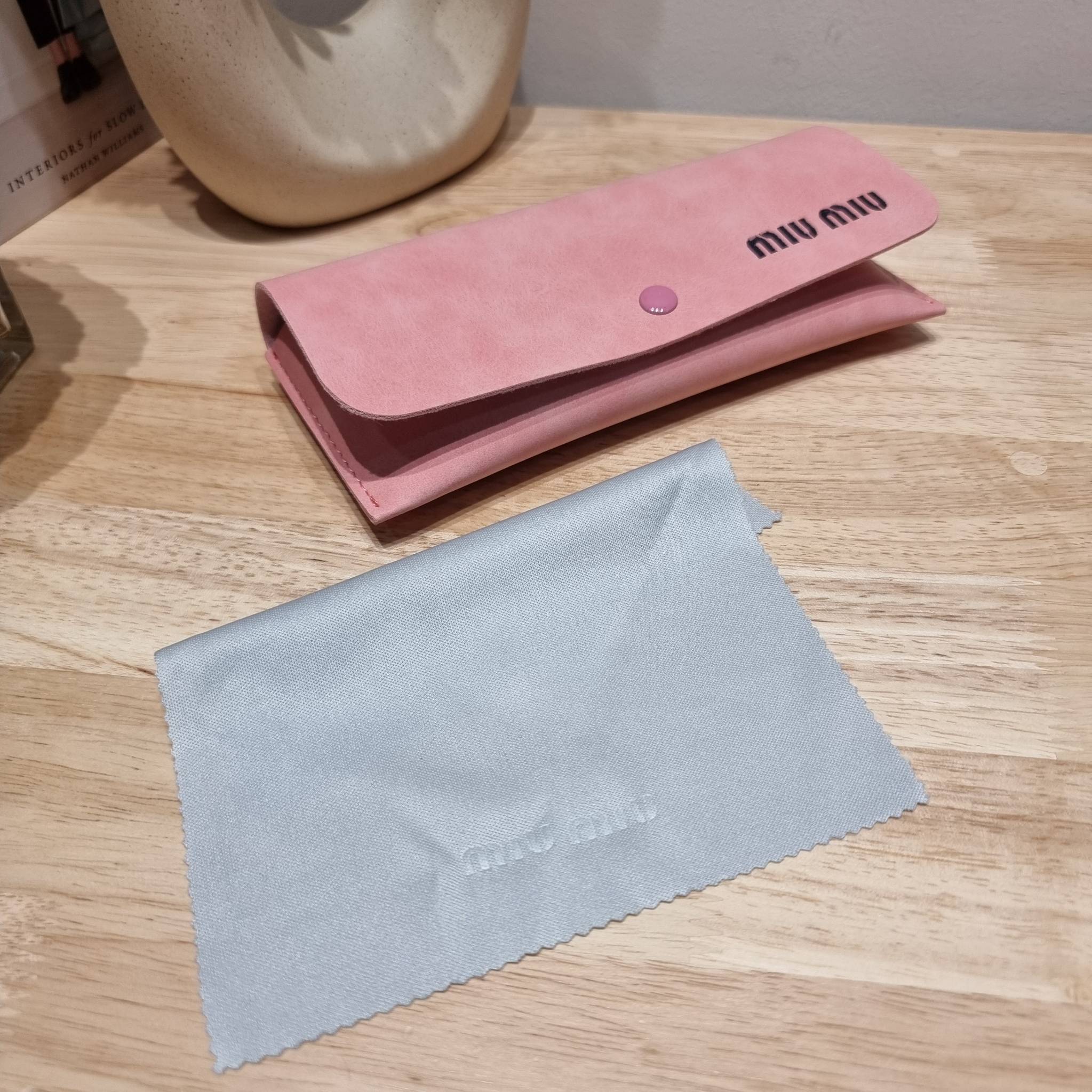 MIU MIU Sunglasses UV protection มาพร้อมอุปกรณ์ครบเซ็ท สวยปัง สวยตะโกน มีพกติดตัวไว้ไม่ตกเทรนด์ ใส่เสริมโหงวเฮ้ง ดูผู้ดี ใช้ได้ทุกโอกาส ทุกสถานการณ์ ใส่ที่บ้านถนอมสายตา ใส่ออกข้างนอกกันแดด กันลม กันฝุ่นก็มั่น ก็เลิศทั้งหมด