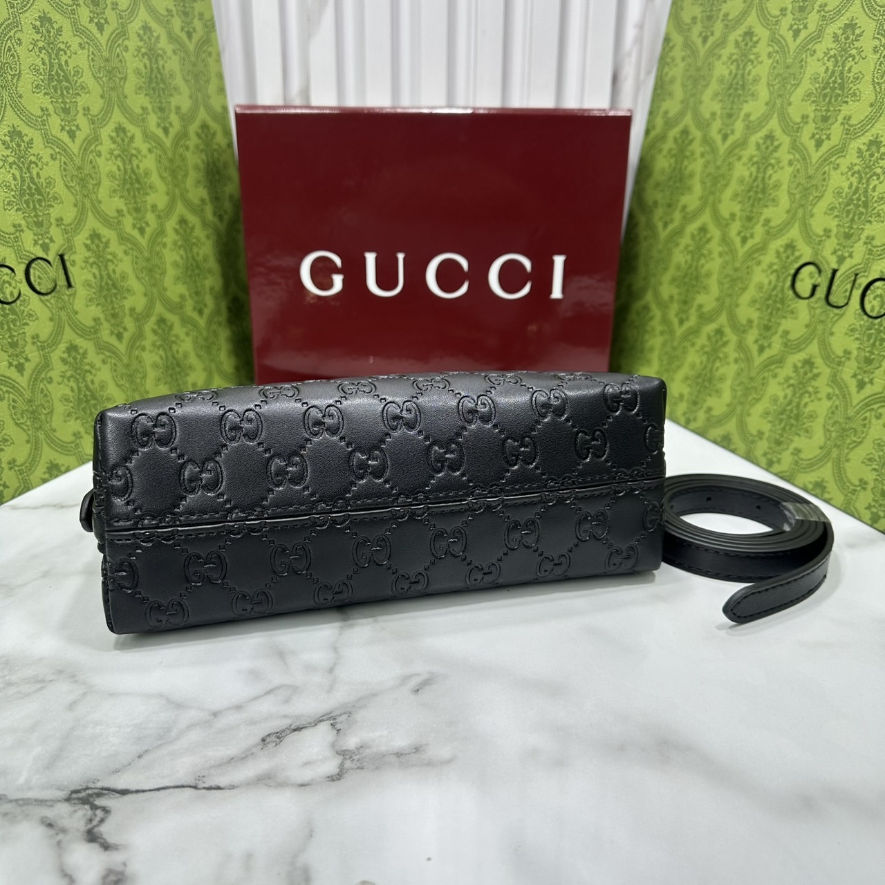 ORI หนังแท้ | Gucci GG Emblem small shoulder bag กระเป๋าสะพายทรงพอช ถือ/คล้องไหล่เก๋ๆหรือสะพายข้างได้ ทรงสวยคลาสสิค มีอะไหล่ห่วงสำหรับห้อยพวงกุญแจได้ เป็นไอเท็มต้องมีและยกเป็น everyday bag ได้เลย