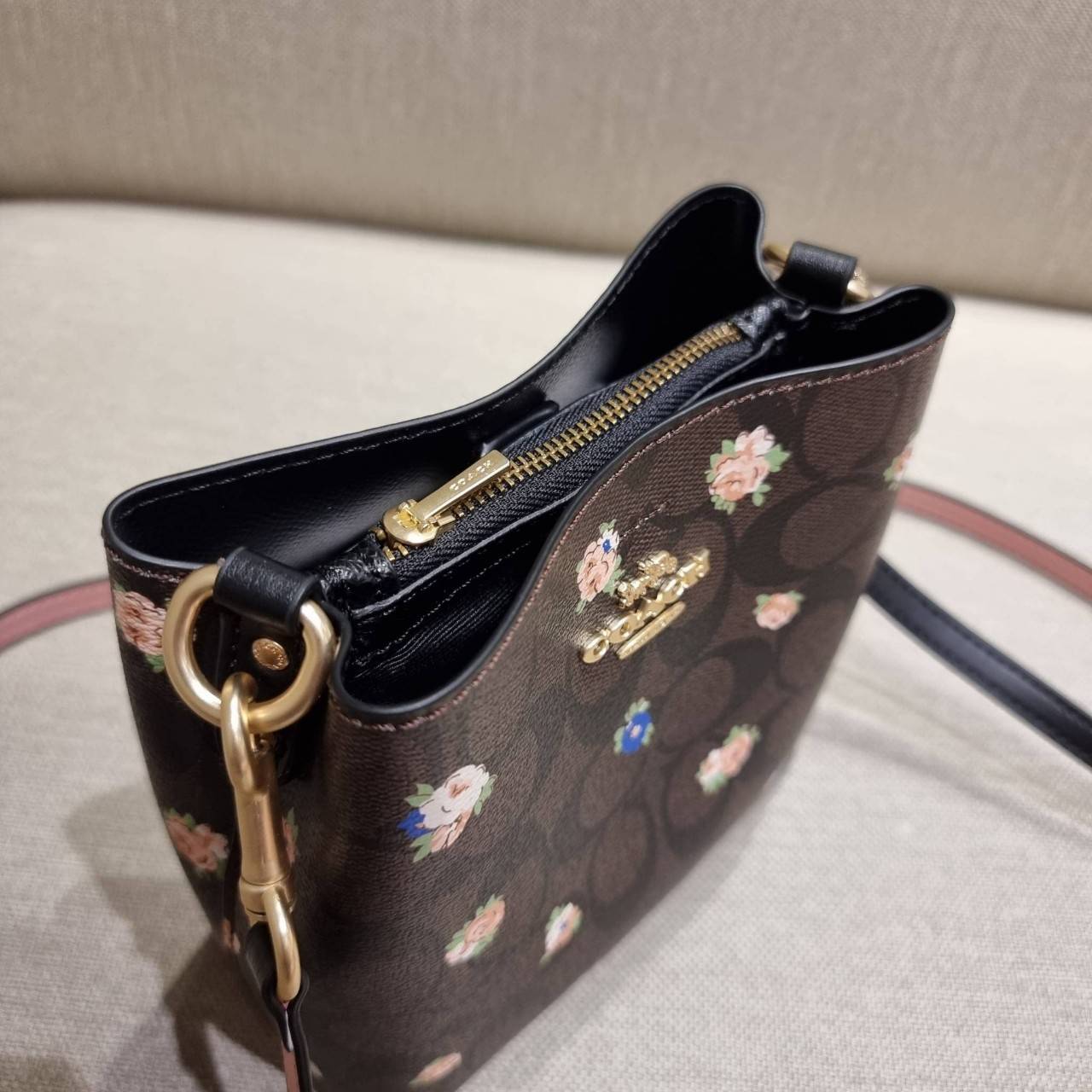 COACH MINI TOWN BUCKET BAG IN SIGNATURE CANVAS WITH VINTAGE MINI ROSE PRINT ((7270 7268 7267)) คอลเลคชั่นใหม่ล่าสุด!! น้องสาวคนสวยมาแล้วจ้า สดใสต้อนรับเทศกาลคริสต์มาส 🎅🎄 กระเป๋าบัคเก็ต ไซส์มินิ ใบจริงน่ารักม้าก!! น่าใช้แบบที่สุด วัสดุหนังแ