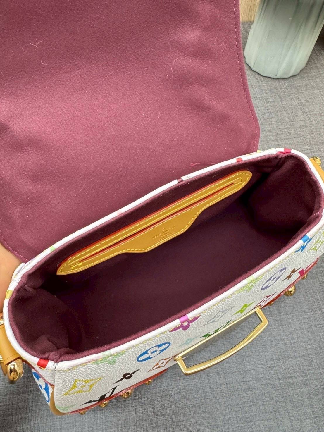 ORI หนังแท้ | Lv Marilyn White Multicolor Monogram Canvas Shoulder Bag กระเป๋าสะพายสไตล์วินเทจ ดีไซน์สีสันสดใสน่ารัก มีชีวิตชีวา โดดเด่นด้วยตัวล็อคด้านหน้าแบบกดขนาดใหญ่ จะถือแบบคล้องแขนหรือสะพายไหล่ก็ได้