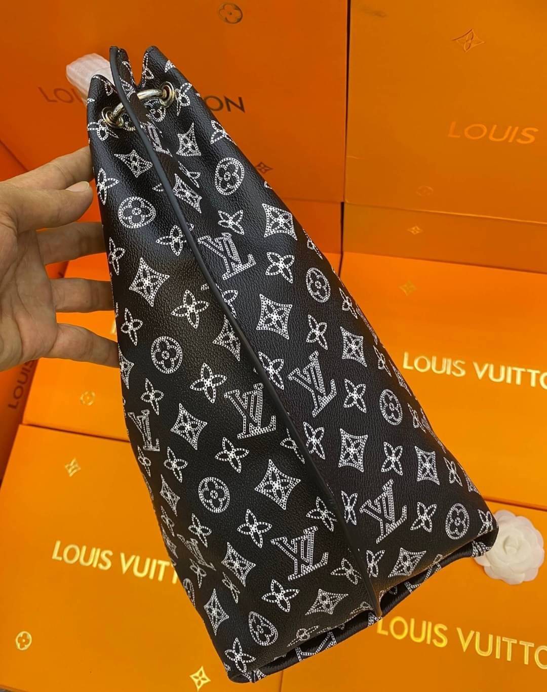 LV Mahina Carmel Bobo Bag ใหม่ล่าสุดก่อนใคร สวยได้ไม่ต้องรอ กับคอลใหม่ลุคลูกคุณ ตอบโจทย์ได้ทุกลุค ทุกไลฟ์สไตล์ ใช้งานได้ง่ายคล่องตัว กับกระเป๋าสะพายข้าง ภายในเป็นช่องโล่ง สะพายไปเที่ยว ทำงาน ออกเดท โอกาสไหนๆก็พร้อมออกงานไปเลยจ้า