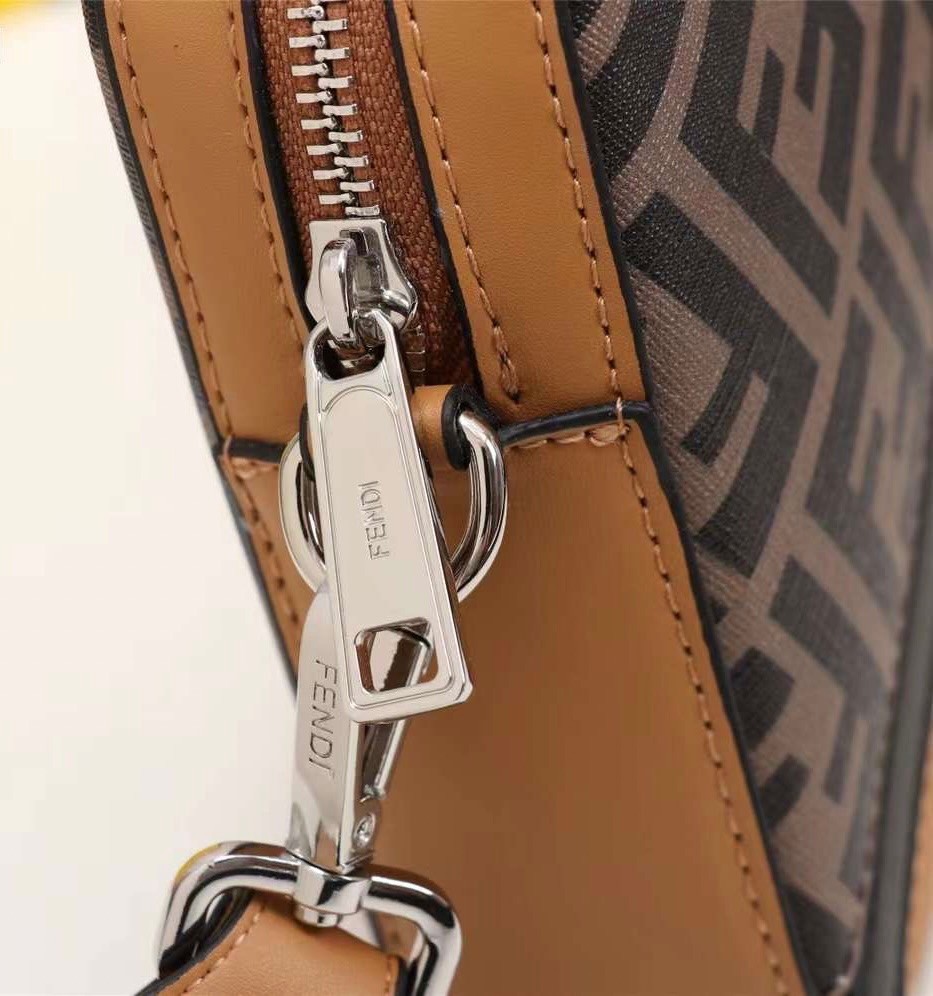 FENDI Ff-Print Coated-Canvas And Leather Cross-Body Bag เกรดออริจินอล FENDI Messenger Bag กระเป๋าสะพายข้าง ให้หนุ่มๆได้ตัวตึงกันไปเลยจ้า กับกระเป๋าสะพายทรงแมสเซ็นเจอร์ รุ่นหายาก ดีไซน์เรียบหรู สะดวกใช้ที่สุด ภายในโล่งกว้าง สายสะพายถอดได้ ปรับใช้ตามสะดวก ใ