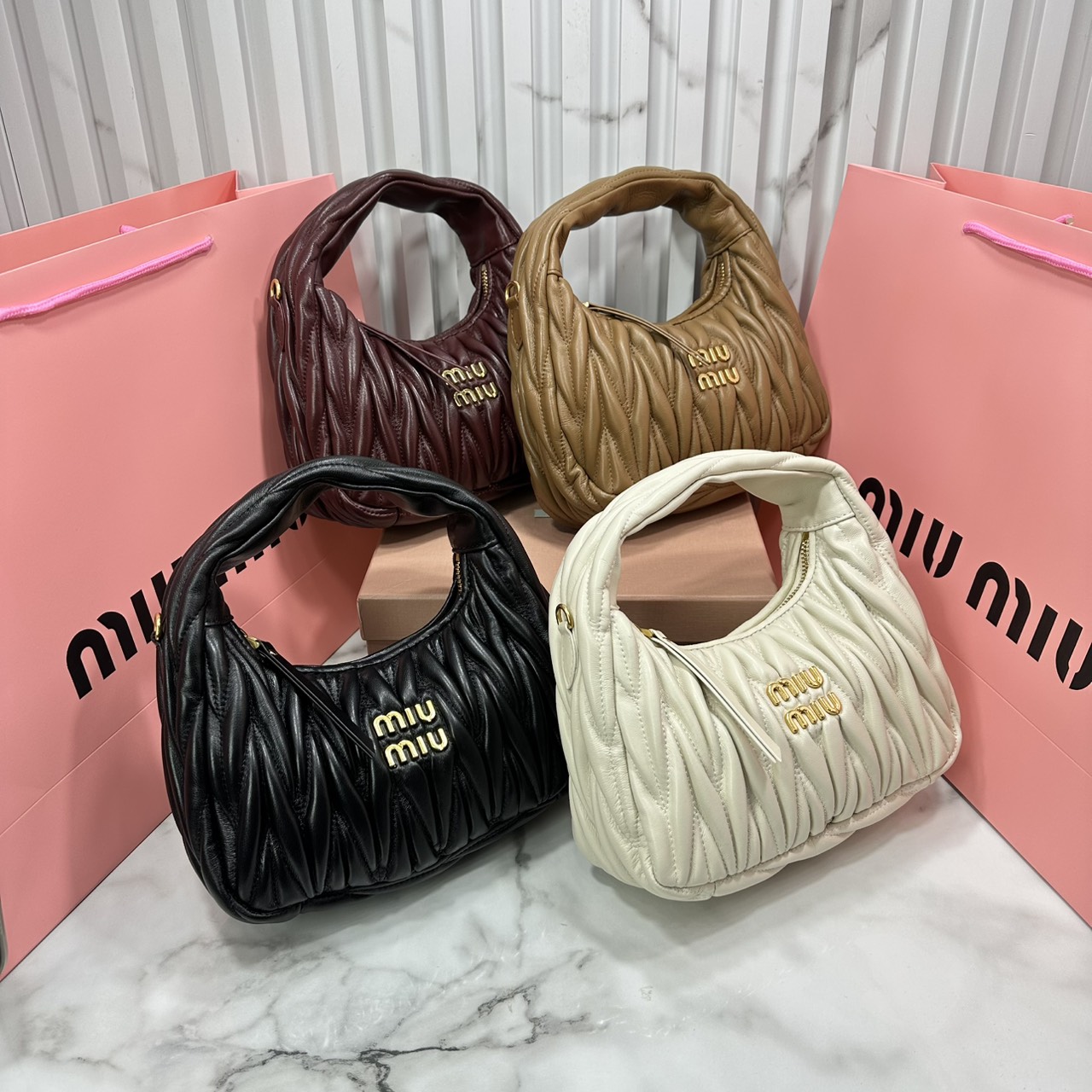 ORI หนังแท้ | MIU MIU Wander matelassé nappa leather hobo bag Small 22cm กระเป๋าสะพายทรงโฮโบ คิ้วท์สุดปัง ลุคลูกคุณหรูหราด้วยดีไซน์จับจีบนูนลวดลายเป็นเอกลักษณ์ หูจับในตัว ถือแบบเลิศๆ หรือจะใส่สายสะพายข้างก็ได้อีกลุค